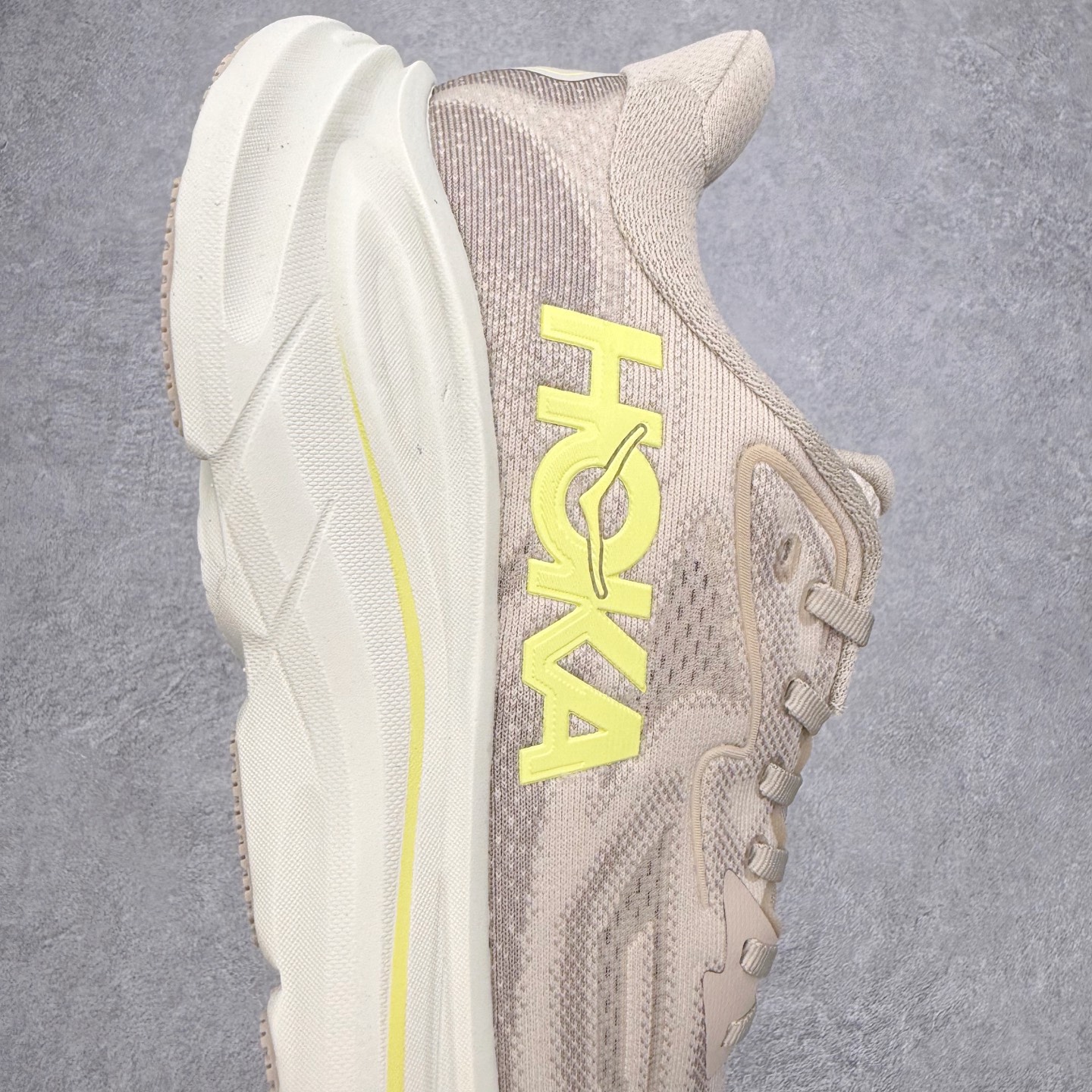 图片[6]-HOKA ONE ONE Clifton 克里夫顿10代专业性能减震公路跑步鞋 轻盈透气的针织网面和纱线的使用让鞋面更挺拔 增强鞋面的强度和支撑性能 搭配柔软的鞋舌 让双脚在舒适包裹中跑的更加畅快 全新泡棉中底 柔软的同时增强回弹性能 为不同跑者提供更平稳流畅的脚感 带来全面的缓冲保护 根据人体工程学设计的延长拉襟 后跟处弹软的海绵填充舒适固定 避免掉跟和摩擦 相比上一代光滑的内衬 Clifton 的内衬增强了摩擦力 避免双脚在鞋内滑动 尺码：36 36.5 37.5 38 38.5 39 40 40.5 41 42 42.5 43 44 44.5 45-选品中心