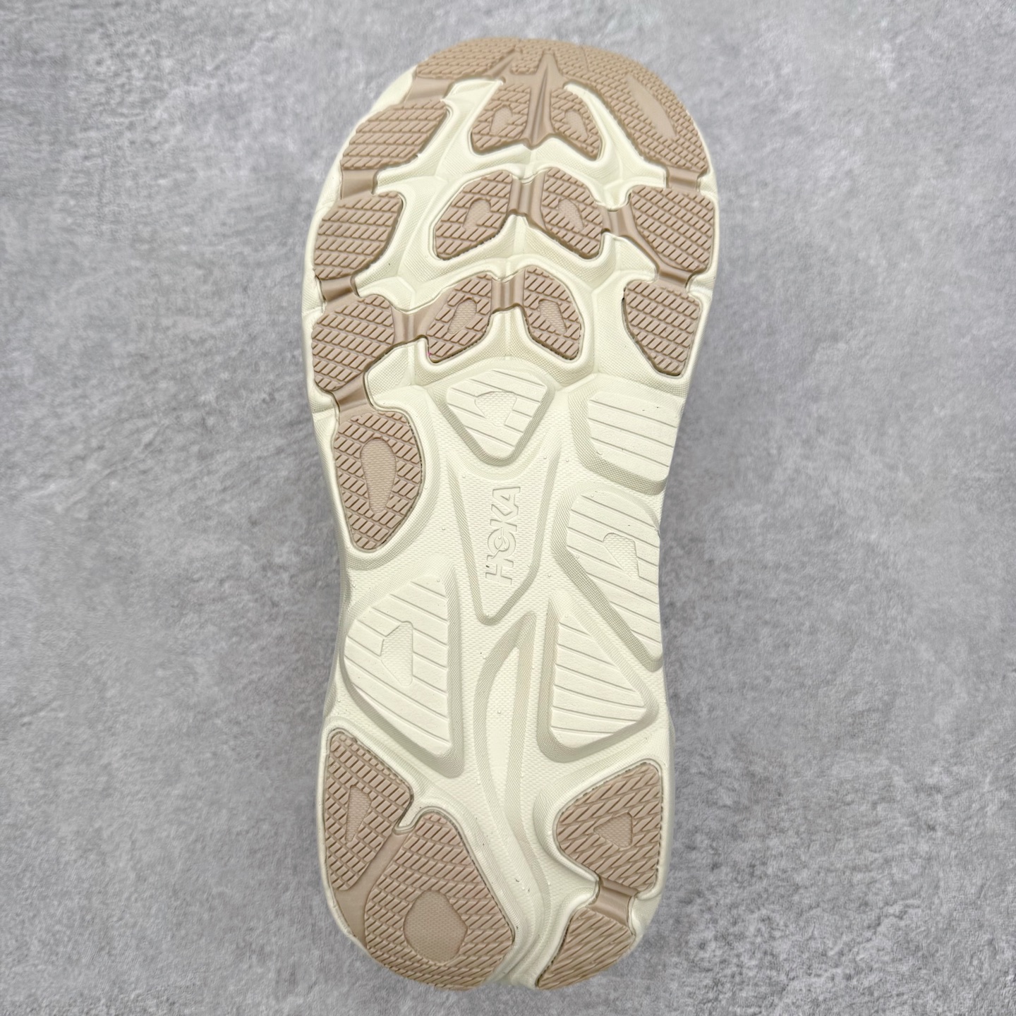 图片[9]-HOKA ONE ONE Clifton 克里夫顿10代专业性能减震公路跑步鞋 轻盈透气的针织网面和纱线的使用让鞋面更挺拔 增强鞋面的强度和支撑性能 搭配柔软的鞋舌 让双脚在舒适包裹中跑的更加畅快 全新泡棉中底 柔软的同时增强回弹性能 为不同跑者提供更平稳流畅的脚感 带来全面的缓冲保护 根据人体工程学设计的延长拉襟 后跟处弹软的海绵填充舒适固定 避免掉跟和摩擦 相比上一代光滑的内衬 Clifton 的内衬增强了摩擦力 避免双脚在鞋内滑动 尺码：36 36.5 37.5 38 38.5 39 40 40.5 41 42 42.5 43 44 44.5 45-选品中心