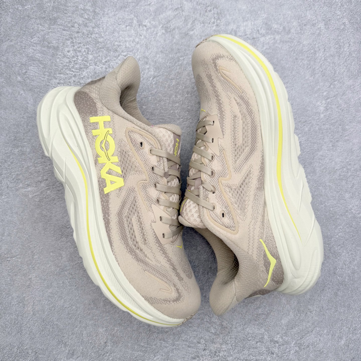 图片[3]-HOKA ONE ONE Clifton 克里夫顿10代专业性能减震公路跑步鞋 轻盈透气的针织网面和纱线的使用让鞋面更挺拔 增强鞋面的强度和支撑性能 搭配柔软的鞋舌 让双脚在舒适包裹中跑的更加畅快 全新泡棉中底 柔软的同时增强回弹性能 为不同跑者提供更平稳流畅的脚感 带来全面的缓冲保护 根据人体工程学设计的延长拉襟 后跟处弹软的海绵填充舒适固定 避免掉跟和摩擦 相比上一代光滑的内衬 Clifton 的内衬增强了摩擦力 避免双脚在鞋内滑动 尺码：36 36.5 37.5 38 38.5 39 40 40.5 41 42 42.5 43 44 44.5 45-选品中心