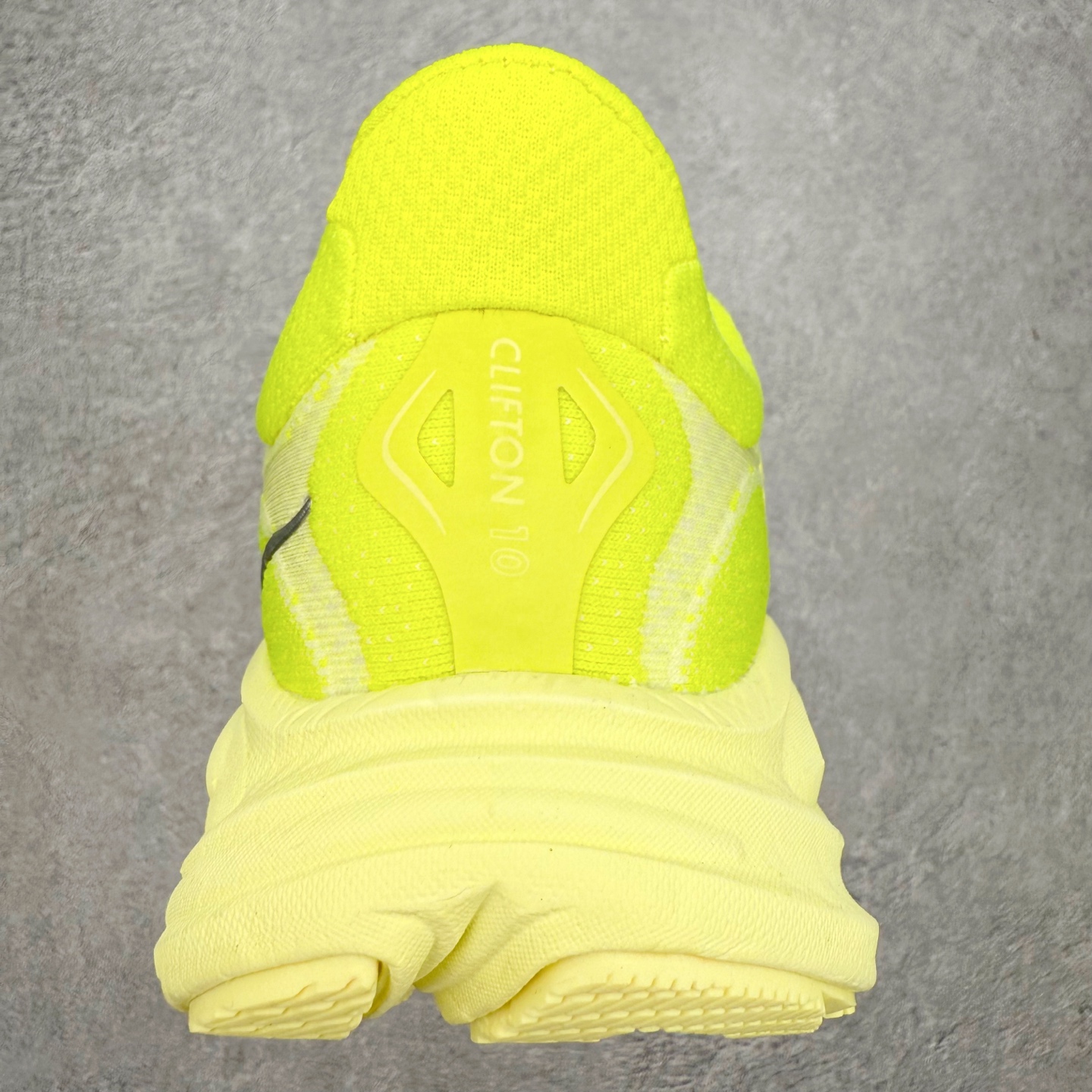 图片[8]-HOKA ONE ONE Clifton 克里夫顿10代专业性能减震公路跑步鞋 轻盈透气的针织网面和纱线的使用让鞋面更挺拔 增强鞋面的强度和支撑性能 搭配柔软的鞋舌 让双脚在舒适包裹中跑的更加畅快 全新泡棉中底 柔软的同时增强回弹性能 为不同跑者提供更平稳流畅的脚感 带来全面的缓冲保护 根据人体工程学设计的延长拉襟 后跟处弹软的海绵填充舒适固定 避免掉跟和摩擦 相比上一代光滑的内衬 Clifton 的内衬增强了摩擦力 避免双脚在鞋内滑动 尺码：36 36.5 37.5 38 38.5 39 40 40.5 41 42 42.5 43 44 44.5 45-选品中心