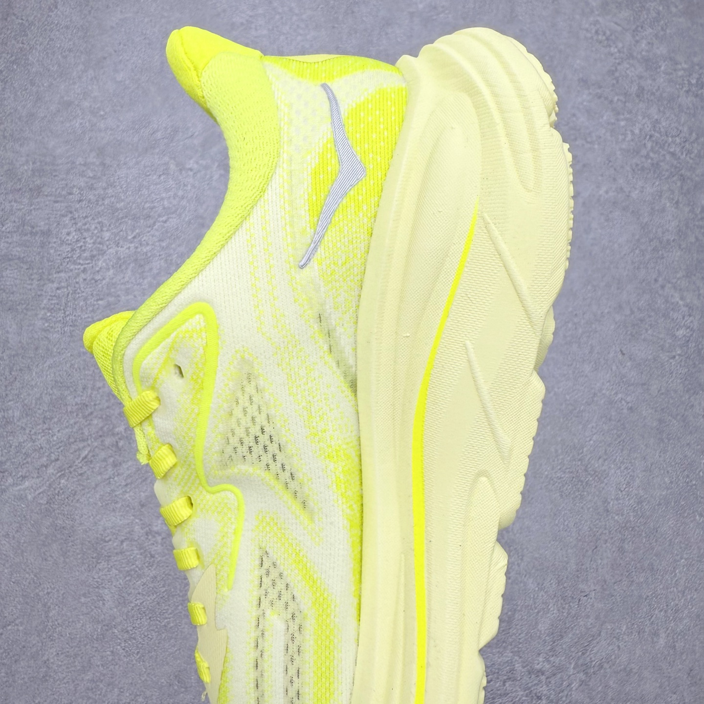 图片[7]-HOKA ONE ONE Clifton 克里夫顿10代专业性能减震公路跑步鞋 轻盈透气的针织网面和纱线的使用让鞋面更挺拔 增强鞋面的强度和支撑性能 搭配柔软的鞋舌 让双脚在舒适包裹中跑的更加畅快 全新泡棉中底 柔软的同时增强回弹性能 为不同跑者提供更平稳流畅的脚感 带来全面的缓冲保护 根据人体工程学设计的延长拉襟 后跟处弹软的海绵填充舒适固定 避免掉跟和摩擦 相比上一代光滑的内衬 Clifton 的内衬增强了摩擦力 避免双脚在鞋内滑动 尺码：36 36.5 37.5 38 38.5 39 40 40.5 41 42 42.5 43 44 44.5 45-选品中心