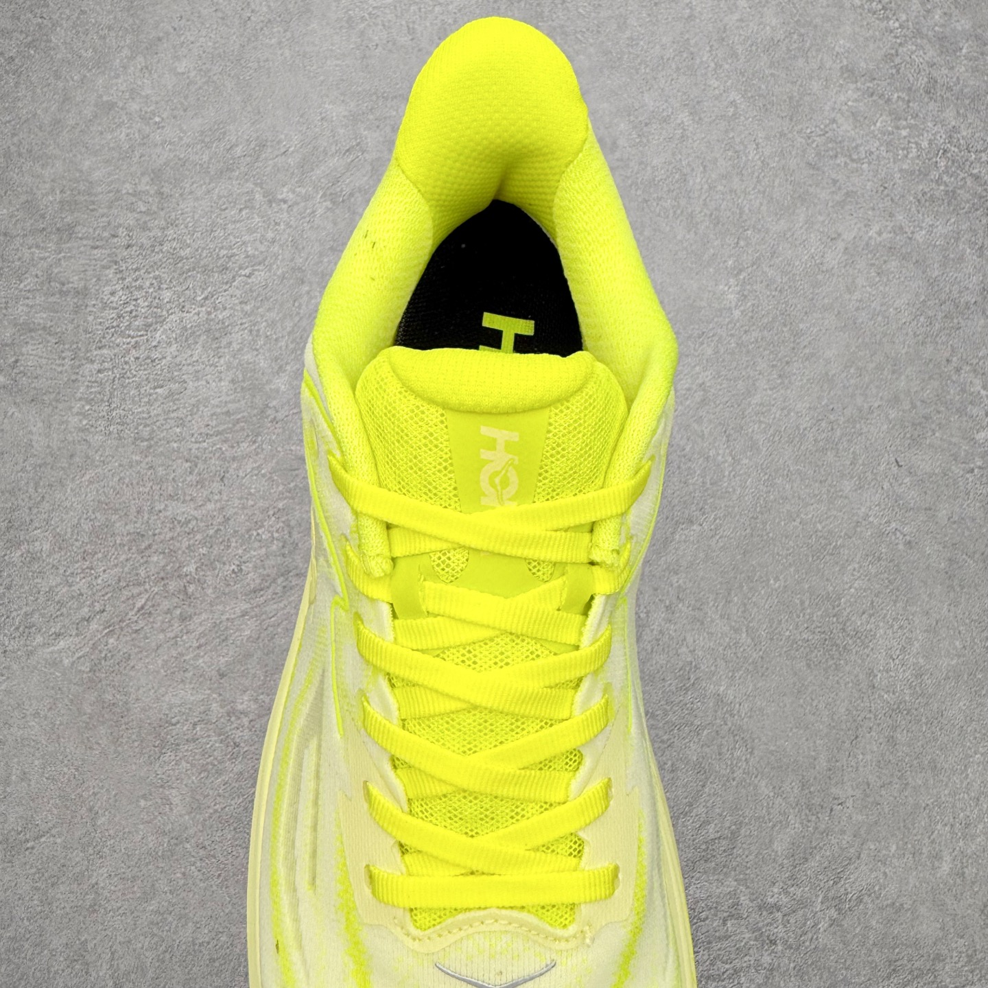 图片[5]-HOKA ONE ONE Clifton 克里夫顿10代专业性能减震公路跑步鞋 轻盈透气的针织网面和纱线的使用让鞋面更挺拔 增强鞋面的强度和支撑性能 搭配柔软的鞋舌 让双脚在舒适包裹中跑的更加畅快 全新泡棉中底 柔软的同时增强回弹性能 为不同跑者提供更平稳流畅的脚感 带来全面的缓冲保护 根据人体工程学设计的延长拉襟 后跟处弹软的海绵填充舒适固定 避免掉跟和摩擦 相比上一代光滑的内衬 Clifton 的内衬增强了摩擦力 避免双脚在鞋内滑动 尺码：36 36.5 37.5 38 38.5 39 40 40.5 41 42 42.5 43 44 44.5 45-选品中心