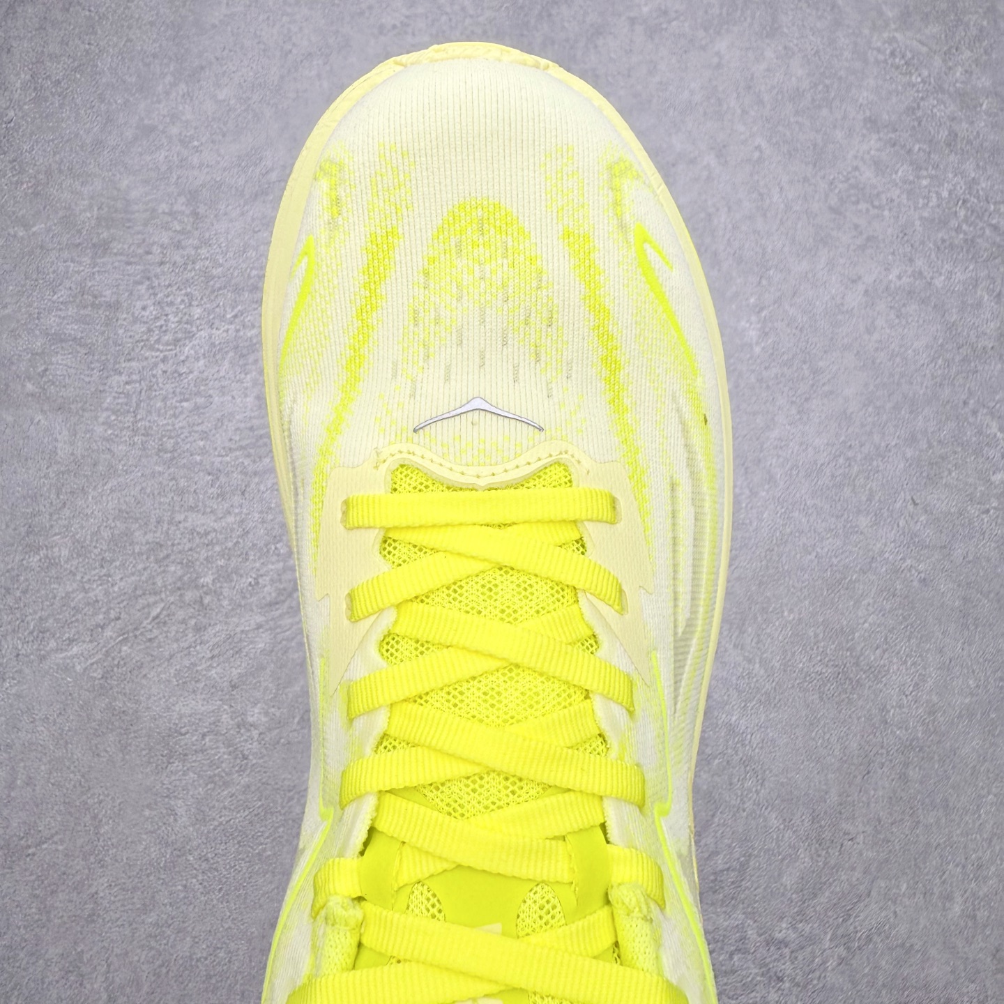 图片[4]-HOKA ONE ONE Clifton 克里夫顿10代专业性能减震公路跑步鞋 轻盈透气的针织网面和纱线的使用让鞋面更挺拔 增强鞋面的强度和支撑性能 搭配柔软的鞋舌 让双脚在舒适包裹中跑的更加畅快 全新泡棉中底 柔软的同时增强回弹性能 为不同跑者提供更平稳流畅的脚感 带来全面的缓冲保护 根据人体工程学设计的延长拉襟 后跟处弹软的海绵填充舒适固定 避免掉跟和摩擦 相比上一代光滑的内衬 Clifton 的内衬增强了摩擦力 避免双脚在鞋内滑动 尺码：36 36.5 37.5 38 38.5 39 40 40.5 41 42 42.5 43 44 44.5 45-选品中心