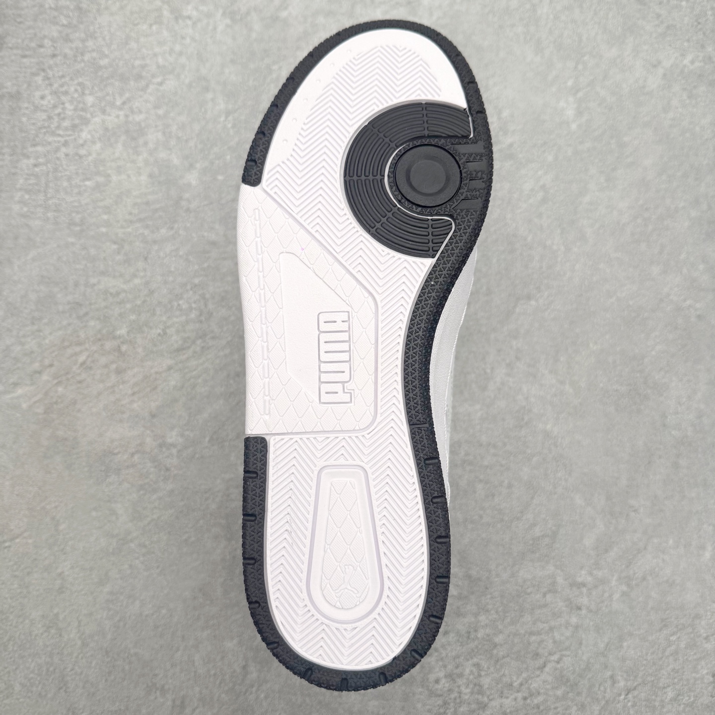 图片[9]-PUMA彪马 BMW M Motorsport RBD Break 彪马新款面包鞋男女同款复古休闲板鞋 赠送一双鞋带 鞋身通体采用细腻的麂皮材质 厚实柔软 质感出众 鞋侧保留PUMA标志性跑道图案 侧面与后跟点缀金属色PUMA LOGO 兼具辨识度与细节感 加厚鞋垫、饱满鞋舌 搭配加宽扁形鞋带 使得穿着感更加贴合与舒适 值得一提的是 本季SUEDE XL鞋款以黑色、红色及蓝色最为瞩目 经典黑的配色 在低调之余可轻松驾驭任何潮流风格造型 而高饱和度的配色 则是当之无愧的早春出街利器 尺码：36 37 37.5 38 38.5 39 40 40.5 41 42 42.5 43 44 45-选品中心