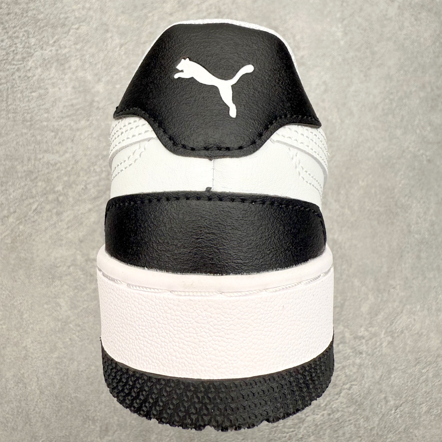 图片[8]-PUMA彪马 BMW M Motorsport RBD Break 彪马新款面包鞋男女同款复古休闲板鞋 赠送一双鞋带 鞋身通体采用细腻的麂皮材质 厚实柔软 质感出众 鞋侧保留PUMA标志性跑道图案 侧面与后跟点缀金属色PUMA LOGO 兼具辨识度与细节感 加厚鞋垫、饱满鞋舌 搭配加宽扁形鞋带 使得穿着感更加贴合与舒适 值得一提的是 本季SUEDE XL鞋款以黑色、红色及蓝色最为瞩目 经典黑的配色 在低调之余可轻松驾驭任何潮流风格造型 而高饱和度的配色 则是当之无愧的早春出街利器 尺码：36 37 37.5 38 38.5 39 40 40.5 41 42 42.5 43 44 45-选品中心