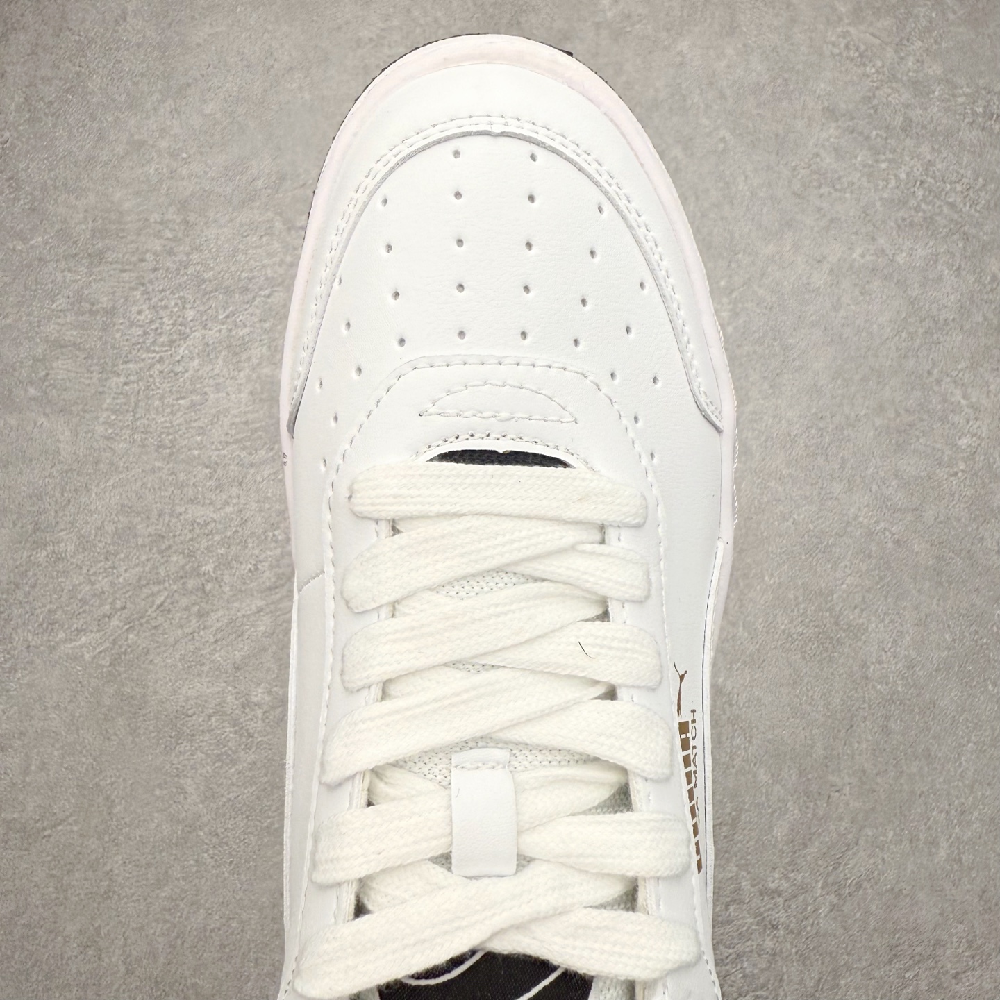 图片[4]-PUMA彪马 BMW M Motorsport RBD Break 彪马新款面包鞋男女同款复古休闲板鞋 赠送一双鞋带 鞋身通体采用细腻的麂皮材质 厚实柔软 质感出众 鞋侧保留PUMA标志性跑道图案 侧面与后跟点缀金属色PUMA LOGO 兼具辨识度与细节感 加厚鞋垫、饱满鞋舌 搭配加宽扁形鞋带 使得穿着感更加贴合与舒适 值得一提的是 本季SUEDE XL鞋款以黑色、红色及蓝色最为瞩目 经典黑的配色 在低调之余可轻松驾驭任何潮流风格造型 而高饱和度的配色 则是当之无愧的早春出街利器 尺码：36 37 37.5 38 38.5 39 40 40.5 41 42 42.5 43 44 45-选品中心