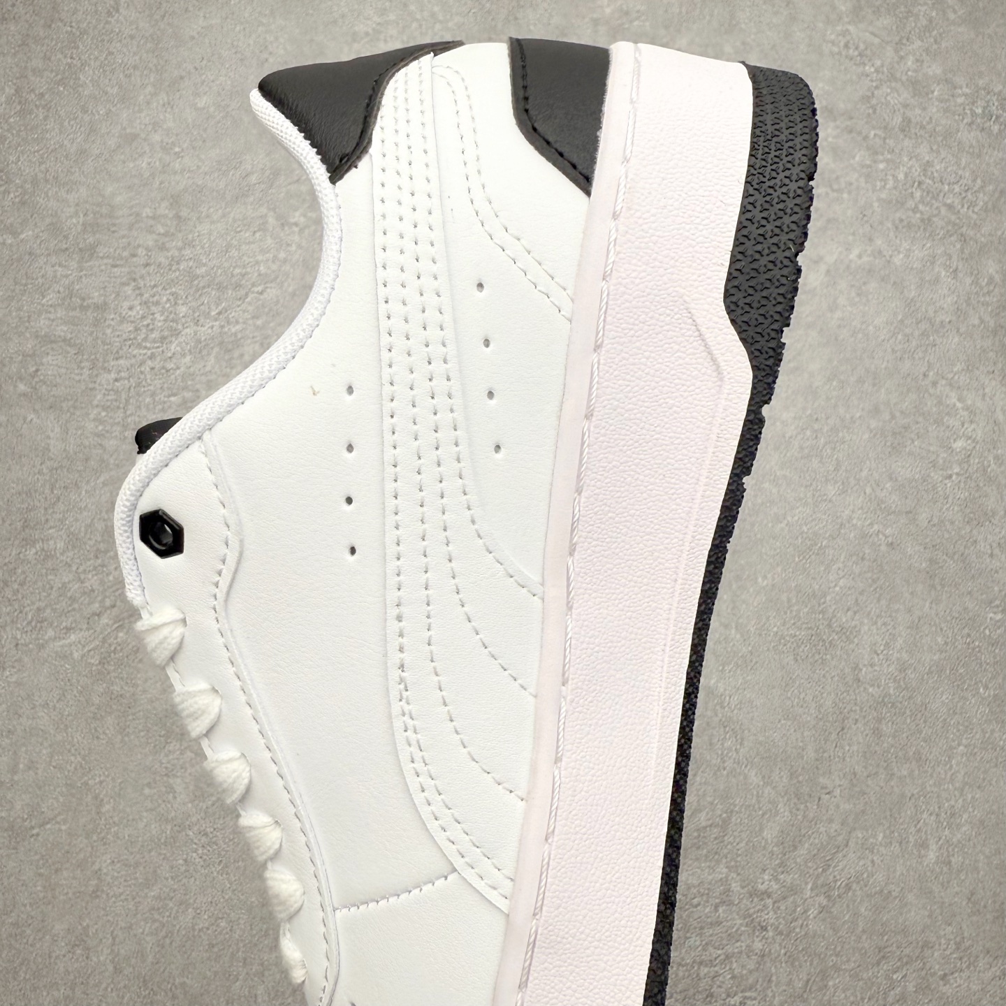 图片[7]-PUMA彪马 BMW M Motorsport RBD Break 彪马新款面包鞋男女同款复古休闲板鞋 赠送一双鞋带 鞋身通体采用细腻的麂皮材质 厚实柔软 质感出众 鞋侧保留PUMA标志性跑道图案 侧面与后跟点缀金属色PUMA LOGO 兼具辨识度与细节感 加厚鞋垫、饱满鞋舌 搭配加宽扁形鞋带 使得穿着感更加贴合与舒适 值得一提的是 本季SUEDE XL鞋款以黑色、红色及蓝色最为瞩目 经典黑的配色 在低调之余可轻松驾驭任何潮流风格造型 而高饱和度的配色 则是当之无愧的早春出街利器 尺码：36 37 37.5 38 38.5 39 40 40.5 41 42 42.5 43 44 45-选品中心