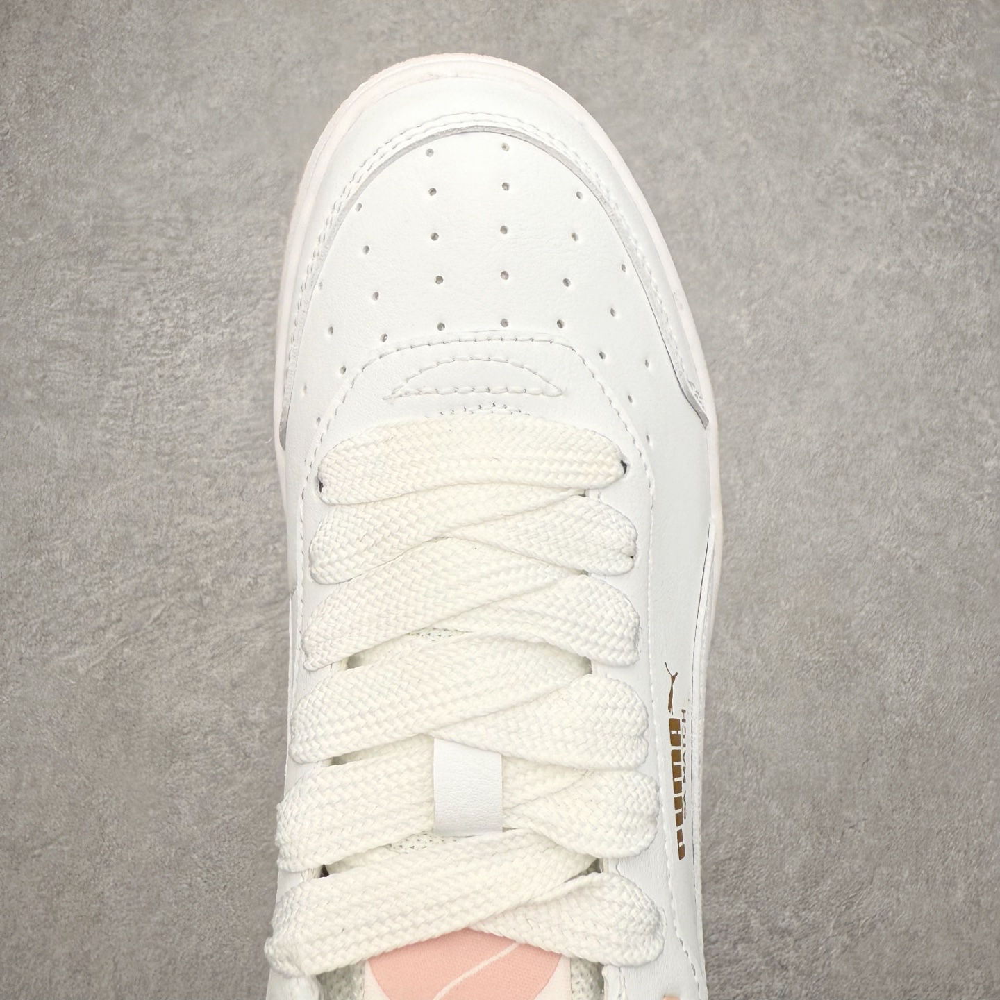 图片[4]-PUMA彪马 BMW M Motorsport RBD Break 彪马新款面包鞋男女同款复古休闲板鞋 赠送一双鞋带 鞋身通体采用细腻的麂皮材质 厚实柔软 质感出众 鞋侧保留PUMA标志性跑道图案 侧面与后跟点缀金属色PUMA LOGO 兼具辨识度与细节感 加厚鞋垫、饱满鞋舌 搭配加宽扁形鞋带 使得穿着感更加贴合与舒适 值得一提的是 本季SUEDE XL鞋款以黑色、红色及蓝色最为瞩目 经典黑的配色 在低调之余可轻松驾驭任何潮流风格造型 而高饱和度的配色 则是当之无愧的早春出街利器 尺码：36 37 37.5 38 38.5 39 40 40.5 41 42 42.5 43 44 45-选品中心