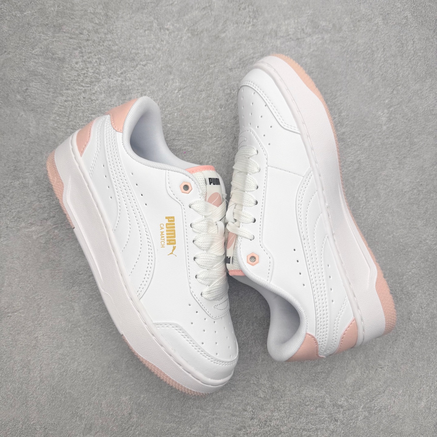 图片[3]-PUMA彪马 BMW M Motorsport RBD Break 彪马新款面包鞋男女同款复古休闲板鞋 赠送一双鞋带 鞋身通体采用细腻的麂皮材质 厚实柔软 质感出众 鞋侧保留PUMA标志性跑道图案 侧面与后跟点缀金属色PUMA LOGO 兼具辨识度与细节感 加厚鞋垫、饱满鞋舌 搭配加宽扁形鞋带 使得穿着感更加贴合与舒适 值得一提的是 本季SUEDE XL鞋款以黑色、红色及蓝色最为瞩目 经典黑的配色 在低调之余可轻松驾驭任何潮流风格造型 而高饱和度的配色 则是当之无愧的早春出街利器 尺码：36 37 37.5 38 38.5 39 40 40.5 41 42 42.5 43 44 45-选品中心