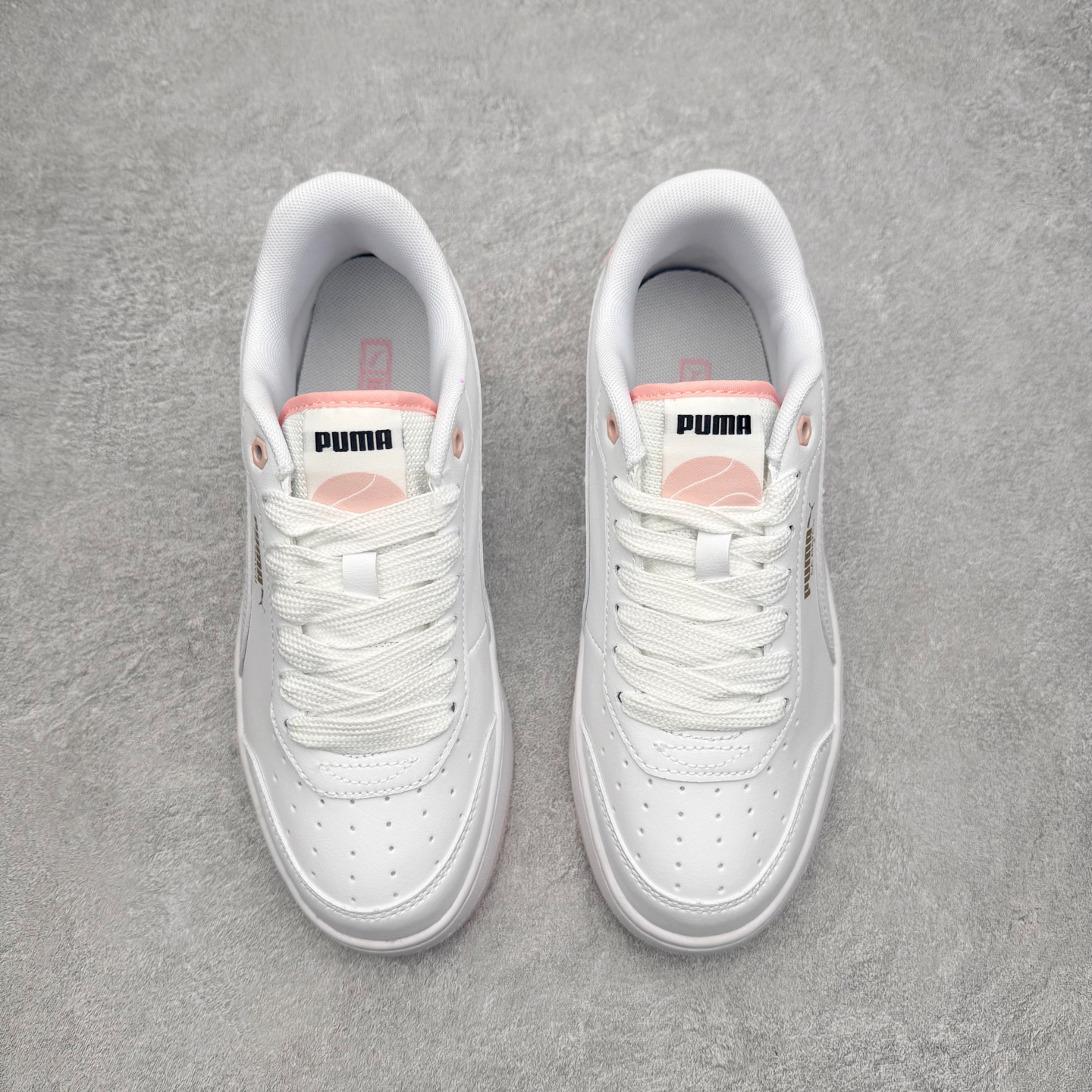 图片[2]-PUMA彪马 BMW M Motorsport RBD Break 彪马新款面包鞋男女同款复古休闲板鞋 赠送一双鞋带 鞋身通体采用细腻的麂皮材质 厚实柔软 质感出众 鞋侧保留PUMA标志性跑道图案 侧面与后跟点缀金属色PUMA LOGO 兼具辨识度与细节感 加厚鞋垫、饱满鞋舌 搭配加宽扁形鞋带 使得穿着感更加贴合与舒适 值得一提的是 本季SUEDE XL鞋款以黑色、红色及蓝色最为瞩目 经典黑的配色 在低调之余可轻松驾驭任何潮流风格造型 而高饱和度的配色 则是当之无愧的早春出街利器 尺码：36 37 37.5 38 38.5 39 40 40.5 41 42 42.5 43 44 45-选品中心