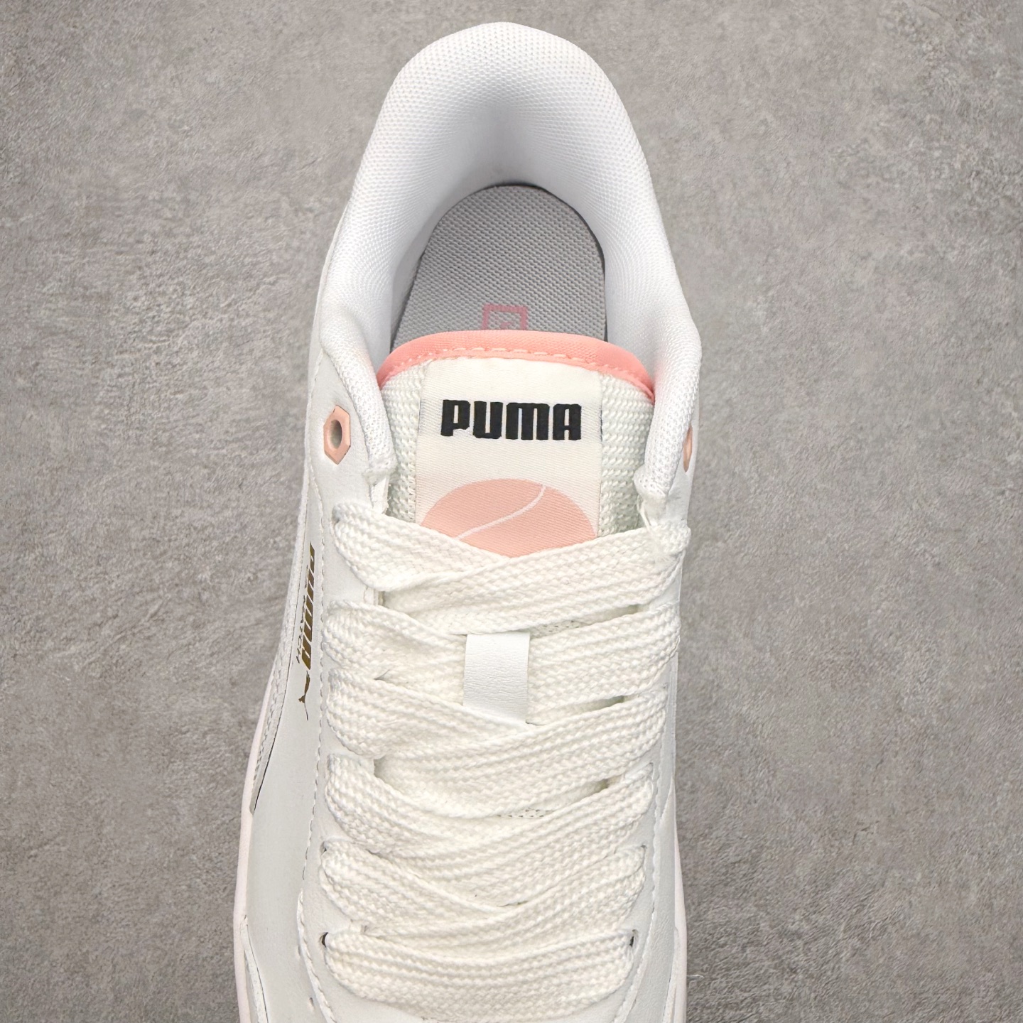 图片[5]-PUMA彪马 BMW M Motorsport RBD Break 彪马新款面包鞋男女同款复古休闲板鞋 赠送一双鞋带 鞋身通体采用细腻的麂皮材质 厚实柔软 质感出众 鞋侧保留PUMA标志性跑道图案 侧面与后跟点缀金属色PUMA LOGO 兼具辨识度与细节感 加厚鞋垫、饱满鞋舌 搭配加宽扁形鞋带 使得穿着感更加贴合与舒适 值得一提的是 本季SUEDE XL鞋款以黑色、红色及蓝色最为瞩目 经典黑的配色 在低调之余可轻松驾驭任何潮流风格造型 而高饱和度的配色 则是当之无愧的早春出街利器 尺码：36 37 37.5 38 38.5 39 40 40.5 41 42 42.5 43 44 45-选品中心