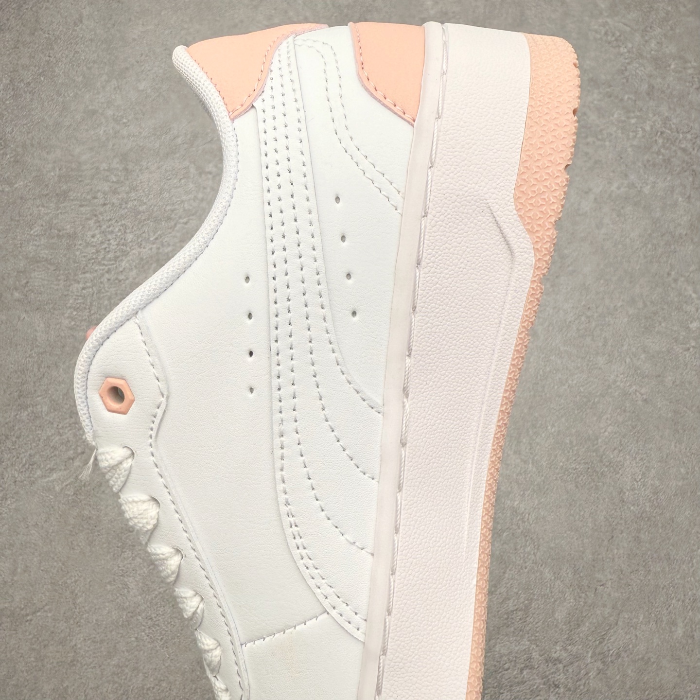 图片[7]-PUMA彪马 BMW M Motorsport RBD Break 彪马新款面包鞋男女同款复古休闲板鞋 赠送一双鞋带 鞋身通体采用细腻的麂皮材质 厚实柔软 质感出众 鞋侧保留PUMA标志性跑道图案 侧面与后跟点缀金属色PUMA LOGO 兼具辨识度与细节感 加厚鞋垫、饱满鞋舌 搭配加宽扁形鞋带 使得穿着感更加贴合与舒适 值得一提的是 本季SUEDE XL鞋款以黑色、红色及蓝色最为瞩目 经典黑的配色 在低调之余可轻松驾驭任何潮流风格造型 而高饱和度的配色 则是当之无愧的早春出街利器 尺码：36 37 37.5 38 38.5 39 40 40.5 41 42 42.5 43 44 45-选品中心