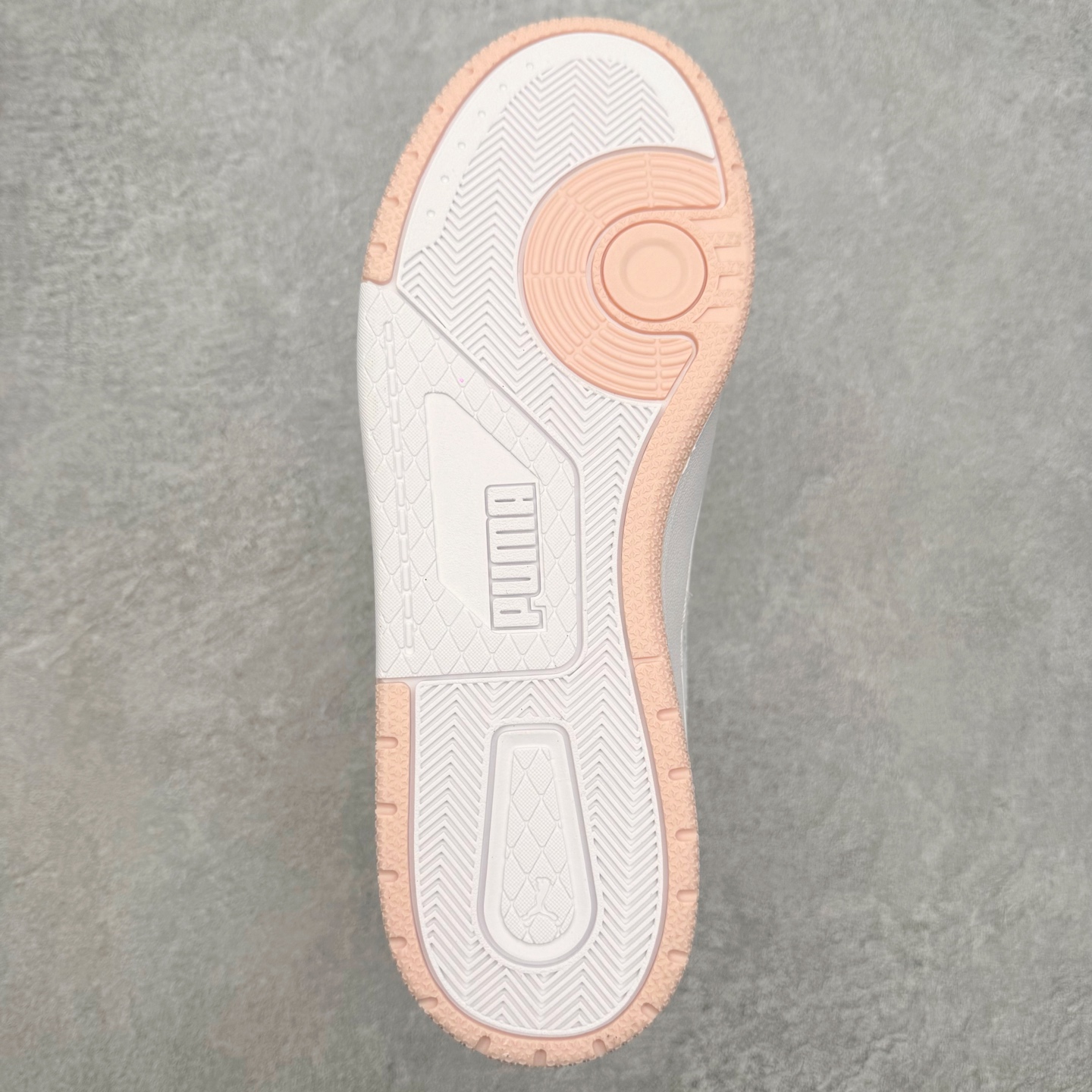 图片[9]-PUMA彪马 BMW M Motorsport RBD Break 彪马新款面包鞋男女同款复古休闲板鞋 赠送一双鞋带 鞋身通体采用细腻的麂皮材质 厚实柔软 质感出众 鞋侧保留PUMA标志性跑道图案 侧面与后跟点缀金属色PUMA LOGO 兼具辨识度与细节感 加厚鞋垫、饱满鞋舌 搭配加宽扁形鞋带 使得穿着感更加贴合与舒适 值得一提的是 本季SUEDE XL鞋款以黑色、红色及蓝色最为瞩目 经典黑的配色 在低调之余可轻松驾驭任何潮流风格造型 而高饱和度的配色 则是当之无愧的早春出街利器 尺码：36 37 37.5 38 38.5 39 40 40.5 41 42 42.5 43 44 45-选品中心