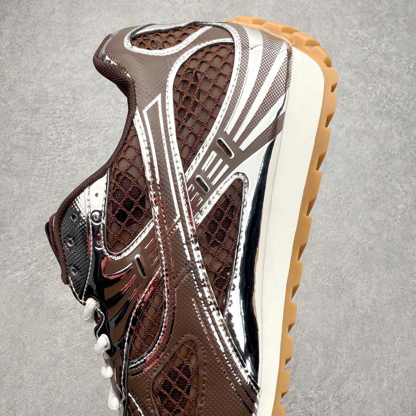 图片[7]-BOTTEGA VENETA Orbit Runner BV葆蝶家时尚休闲王一博同款老爹鞋运动鞋 原版开发 一比一打造 相似度百分之99以上 市场一梯队级别品质 区别市场任何标文顶级品质版本 采用轻质科技网布面料 搭配几何图案设计橡胶外底 王炸系列 高版本 认准套包工艺 实际增高很多哦 还是一样显腿细非常nice 耐玩耐造 对标对版 套包鞋工艺 认准高版本 大底选用拼色TPU大底 配置原版包装 尺码：35 36 37 38 39 40 41 42 43 44 45-选品中心