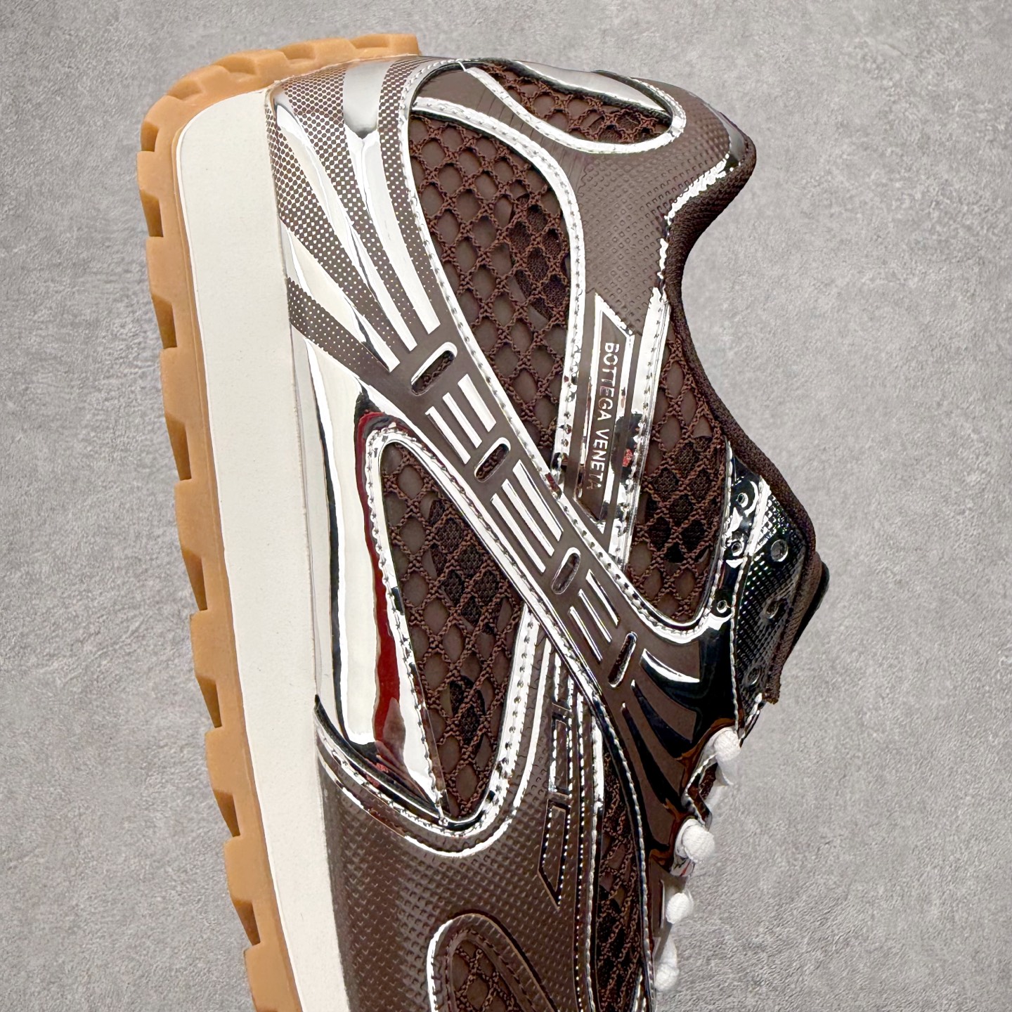 图片[6]-BOTTEGA VENETA Orbit Runner BV葆蝶家时尚休闲王一博同款老爹鞋运动鞋 原版开发 一比一打造 相似度百分之99以上 市场一梯队级别品质 区别市场任何标文顶级品质版本 采用轻质科技网布面料 搭配几何图案设计橡胶外底 王炸系列 高版本 认准套包工艺 实际增高很多哦 还是一样显腿细非常nice 耐玩耐造 对标对版 套包鞋工艺 认准高版本 大底选用拼色TPU大底 配置原版包装 尺码：35 36 37 38 39 40 41 42 43 44 45-选品中心