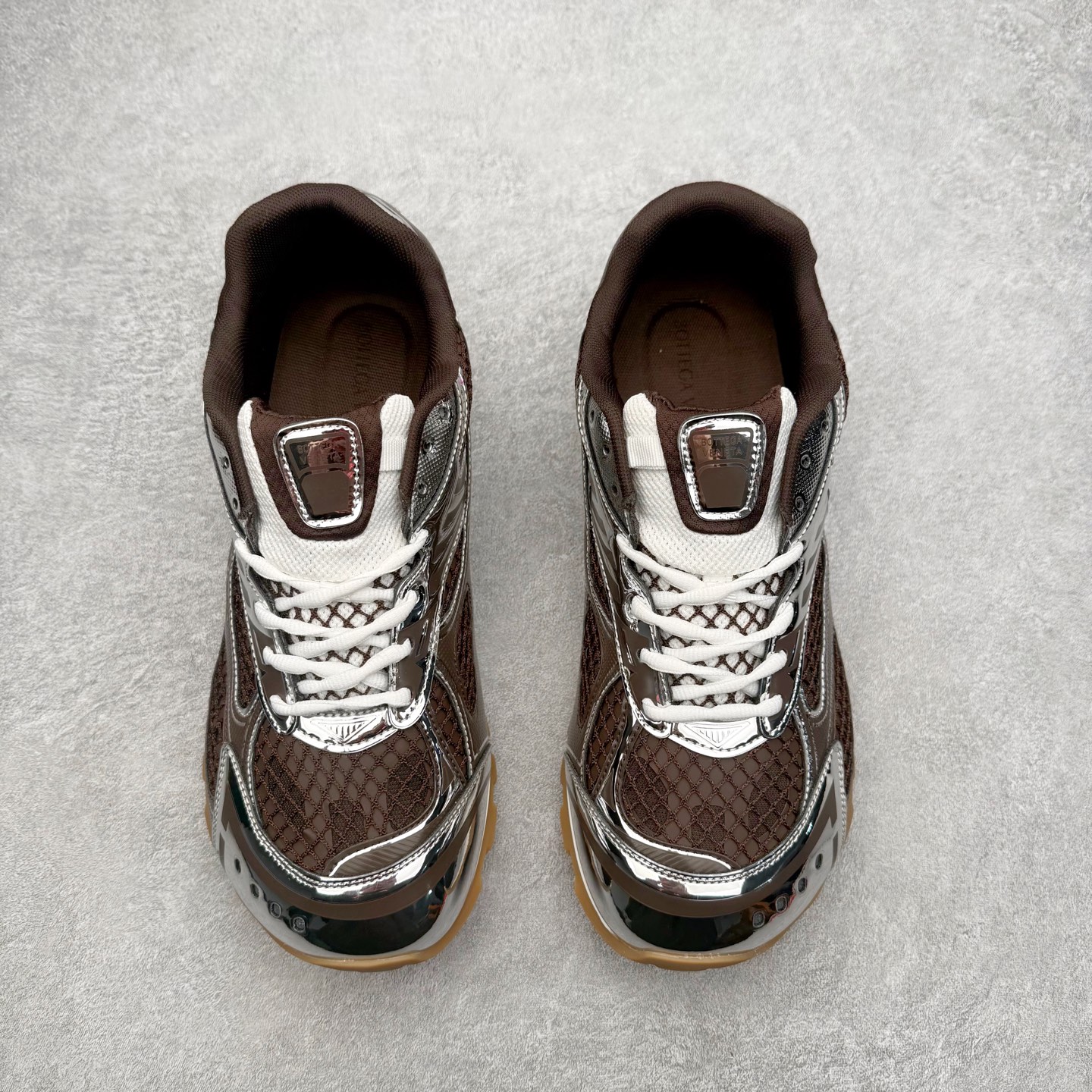 图片[2]-BOTTEGA VENETA Orbit Runner BV葆蝶家时尚休闲王一博同款老爹鞋运动鞋 原版开发 一比一打造 相似度百分之99以上 市场一梯队级别品质 区别市场任何标文顶级品质版本 采用轻质科技网布面料 搭配几何图案设计橡胶外底 王炸系列 高版本 认准套包工艺 实际增高很多哦 还是一样显腿细非常nice 耐玩耐造 对标对版 套包鞋工艺 认准高版本 大底选用拼色TPU大底 配置原版包装 尺码：35 36 37 38 39 40 41 42 43 44 45-选品中心