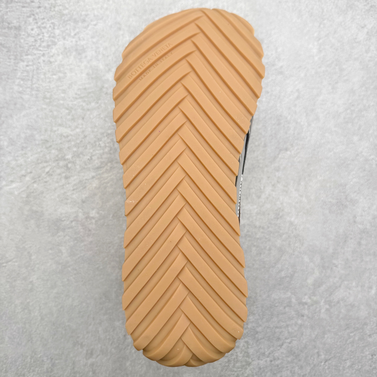 图片[9]-BOTTEGA VENETA Orbit Runner BV葆蝶家时尚休闲王一博同款老爹鞋运动鞋 原版开发 一比一打造 相似度百分之99以上 市场一梯队级别品质 区别市场任何标文顶级品质版本 采用轻质科技网布面料 搭配几何图案设计橡胶外底 王炸系列 高版本 认准套包工艺 实际增高很多哦 还是一样显腿细非常nice 耐玩耐造 对标对版 套包鞋工艺 认准高版本 大底选用拼色TPU大底 配置原版包装 尺码：35 36 37 38 39 40 41 42 43 44 45-选品中心