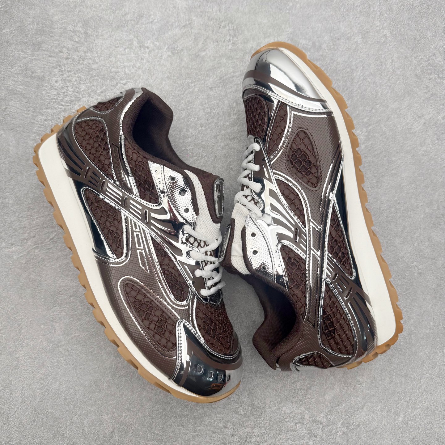 图片[3]-BOTTEGA VENETA Orbit Runner BV葆蝶家时尚休闲王一博同款老爹鞋运动鞋 原版开发 一比一打造 相似度百分之99以上 市场一梯队级别品质 区别市场任何标文顶级品质版本 采用轻质科技网布面料 搭配几何图案设计橡胶外底 王炸系列 高版本 认准套包工艺 实际增高很多哦 还是一样显腿细非常nice 耐玩耐造 对标对版 套包鞋工艺 认准高版本 大底选用拼色TPU大底 配置原版包装 尺码：35 36 37 38 39 40 41 42 43 44 45-选品中心