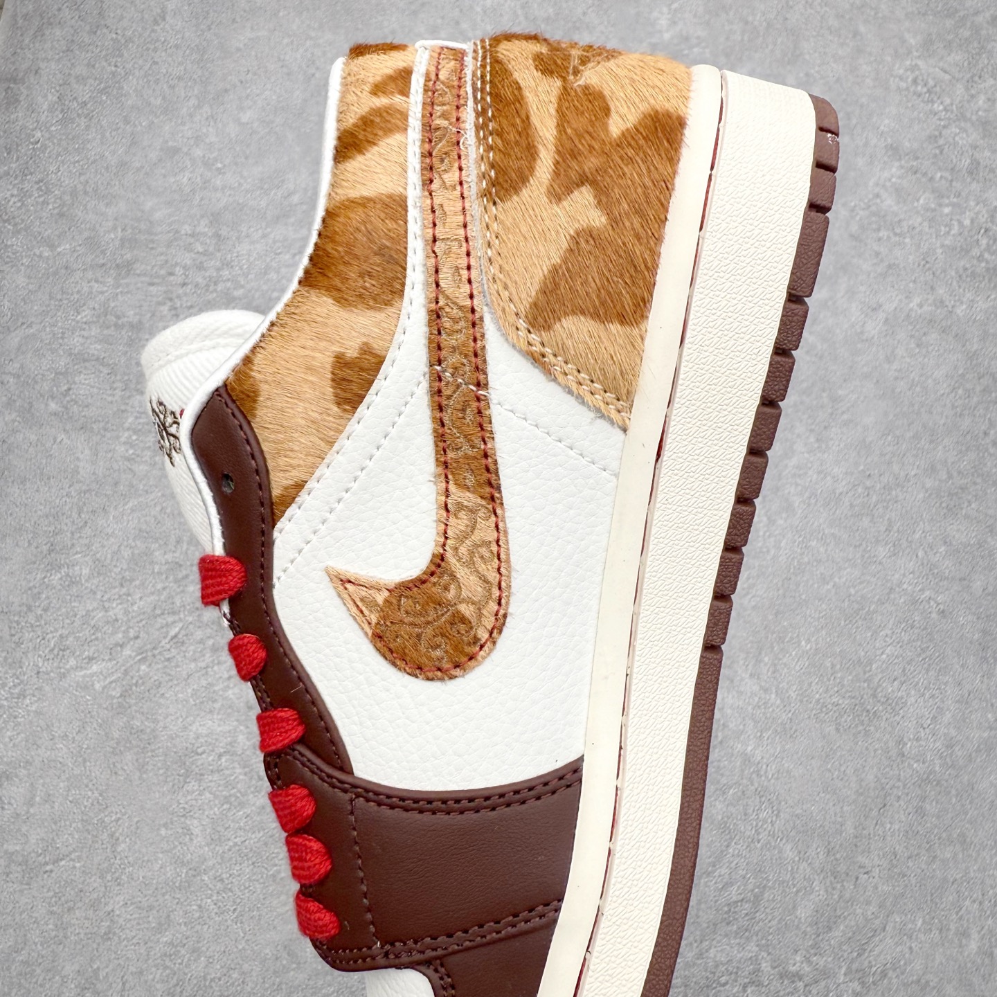 图片[7]-＃K版 Air Jordan AJ1 Low 低帮 IQ5321-121 全新流水线出品 DT版本唯一平替选择 市场第二梯队最强版 全部原鞋开发 原楦原纸板开发 全鞋电脑针车 原厂内置全掌气垫 原盒内在原标 唯一Zp原版鞋带绑法 免检产品 全新2022版型 全头层皮料 完美零毛边处理 原厂配置全掌气垫 价格定位良心 几十个配色陆续出货 实拍调校N版已经零色差零失真 百分百还原实物色彩所见即所得 不存在货不对板色差等低级问题 选购参考实物拍摄 不混卖不参货 只用心做好货严格选品 承诺混一赔十 尺码：36 36.5 37.5 38 38.5 39 40 40.5 41 42 42.5 43 44 44.5 45-选品中心