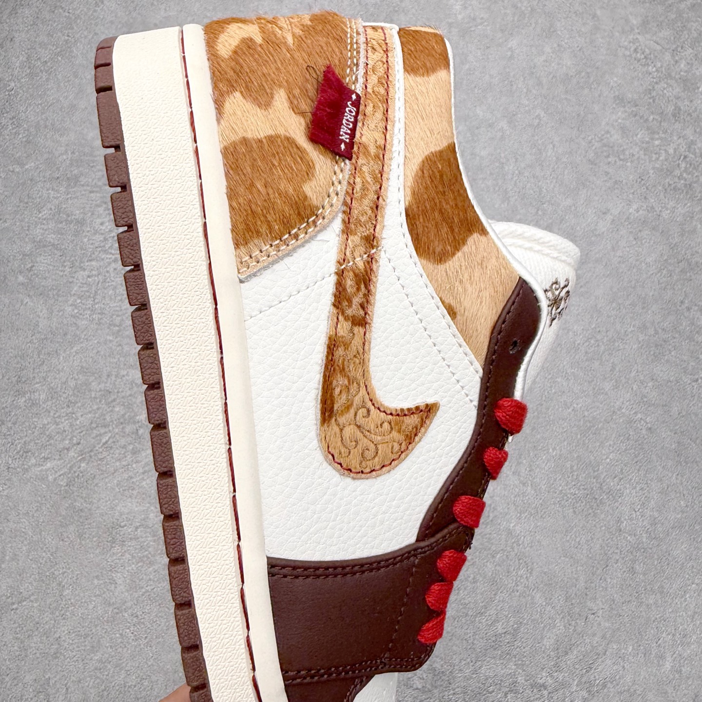 图片[6]-＃K版 Air Jordan AJ1 Low 低帮 IQ5321-121 全新流水线出品 DT版本唯一平替选择 市场第二梯队最强版 全部原鞋开发 原楦原纸板开发 全鞋电脑针车 原厂内置全掌气垫 原盒内在原标 唯一Zp原版鞋带绑法 免检产品 全新2022版型 全头层皮料 完美零毛边处理 原厂配置全掌气垫 价格定位良心 几十个配色陆续出货 实拍调校N版已经零色差零失真 百分百还原实物色彩所见即所得 不存在货不对板色差等低级问题 选购参考实物拍摄 不混卖不参货 只用心做好货严格选品 承诺混一赔十 尺码：36 36.5 37.5 38 38.5 39 40 40.5 41 42 42.5 43 44 44.5 45-选品中心