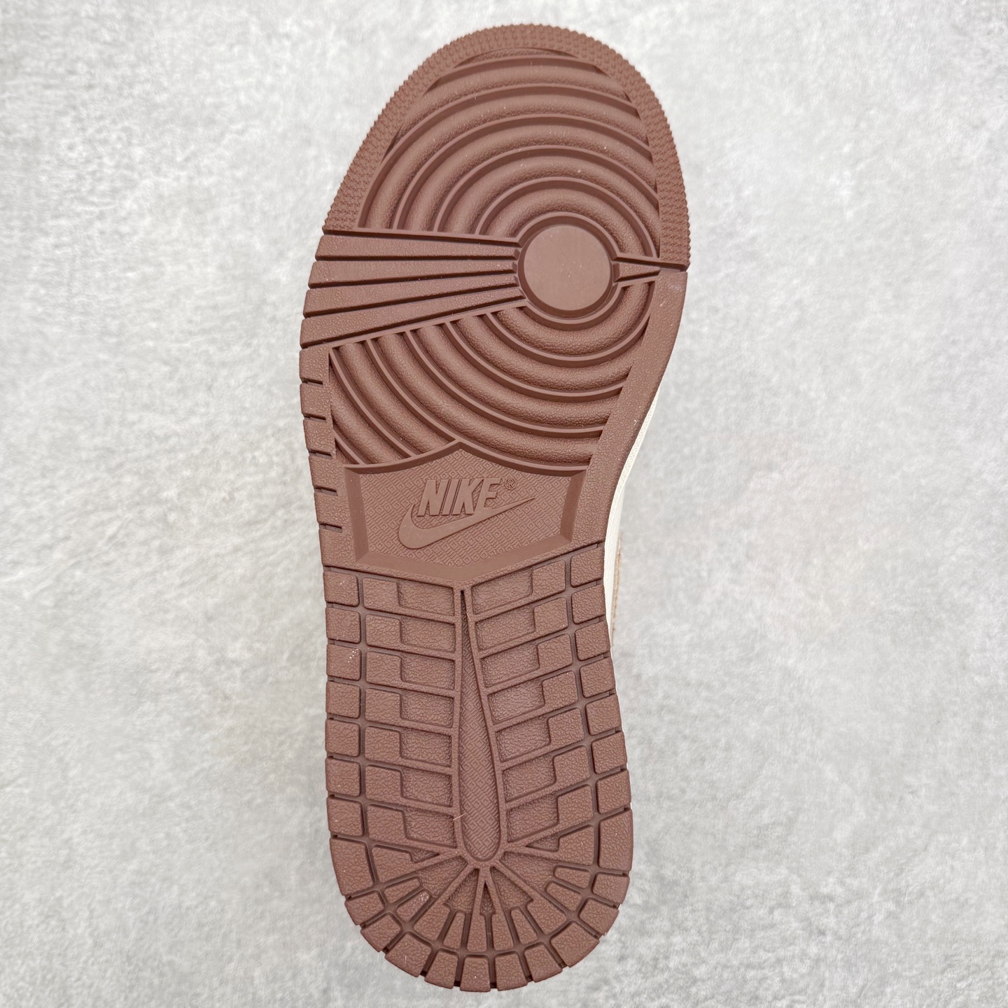 图片[9]-＃K版 Air Jordan AJ1 Low 低帮 IQ5321-121 全新流水线出品 DT版本唯一平替选择 市场第二梯队最强版 全部原鞋开发 原楦原纸板开发 全鞋电脑针车 原厂内置全掌气垫 原盒内在原标 唯一Zp原版鞋带绑法 免检产品 全新2022版型 全头层皮料 完美零毛边处理 原厂配置全掌气垫 价格定位良心 几十个配色陆续出货 实拍调校N版已经零色差零失真 百分百还原实物色彩所见即所得 不存在货不对板色差等低级问题 选购参考实物拍摄 不混卖不参货 只用心做好货严格选品 承诺混一赔十 尺码：36 36.5 37.5 38 38.5 39 40 40.5 41 42 42.5 43 44 44.5 45-选品中心