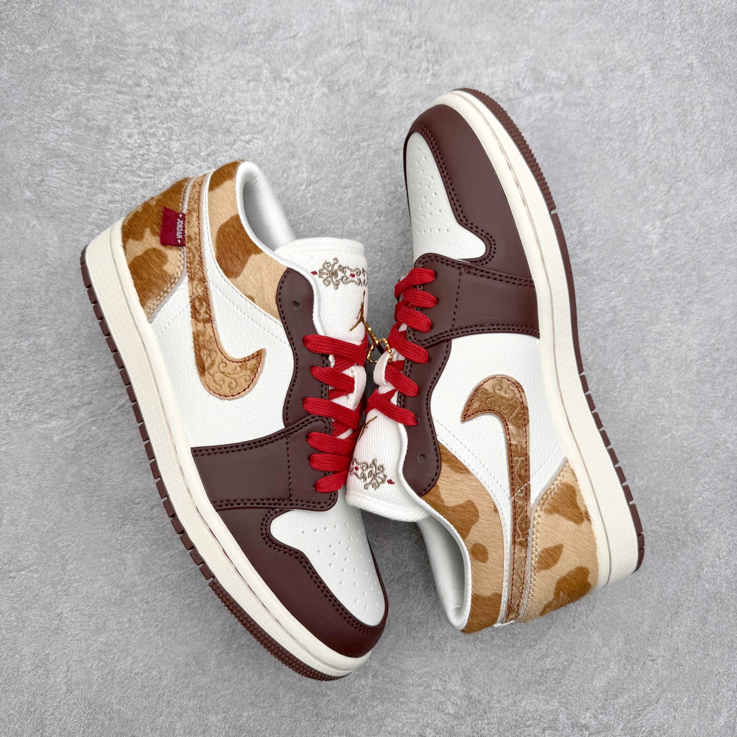 图片[3]-＃K版 Air Jordan AJ1 Low 低帮 IQ5321-121 全新流水线出品 DT版本唯一平替选择 市场第二梯队最强版 全部原鞋开发 原楦原纸板开发 全鞋电脑针车 原厂内置全掌气垫 原盒内在原标 唯一Zp原版鞋带绑法 免检产品 全新2022版型 全头层皮料 完美零毛边处理 原厂配置全掌气垫 价格定位良心 几十个配色陆续出货 实拍调校N版已经零色差零失真 百分百还原实物色彩所见即所得 不存在货不对板色差等低级问题 选购参考实物拍摄 不混卖不参货 只用心做好货严格选品 承诺混一赔十 尺码：36 36.5 37.5 38 38.5 39 40 40.5 41 42 42.5 43 44 44.5 45-选品中心