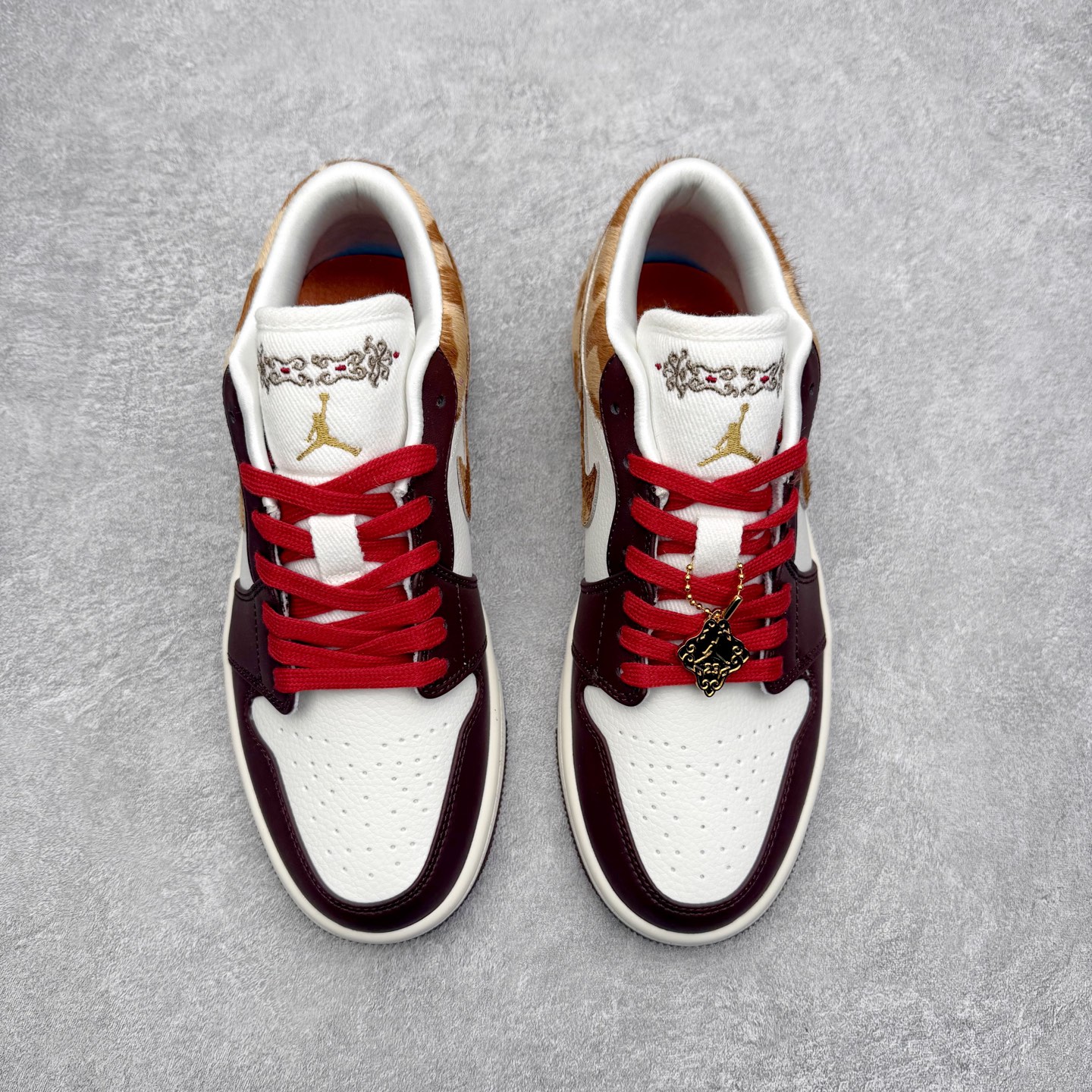 图片[2]-＃K版 Air Jordan AJ1 Low 低帮 IQ5321-121 全新流水线出品 DT版本唯一平替选择 市场第二梯队最强版 全部原鞋开发 原楦原纸板开发 全鞋电脑针车 原厂内置全掌气垫 原盒内在原标 唯一Zp原版鞋带绑法 免检产品 全新2022版型 全头层皮料 完美零毛边处理 原厂配置全掌气垫 价格定位良心 几十个配色陆续出货 实拍调校N版已经零色差零失真 百分百还原实物色彩所见即所得 不存在货不对板色差等低级问题 选购参考实物拍摄 不混卖不参货 只用心做好货严格选品 承诺混一赔十 尺码：36 36.5 37.5 38 38.5 39 40 40.5 41 42 42.5 43 44 44.5 45-选品中心