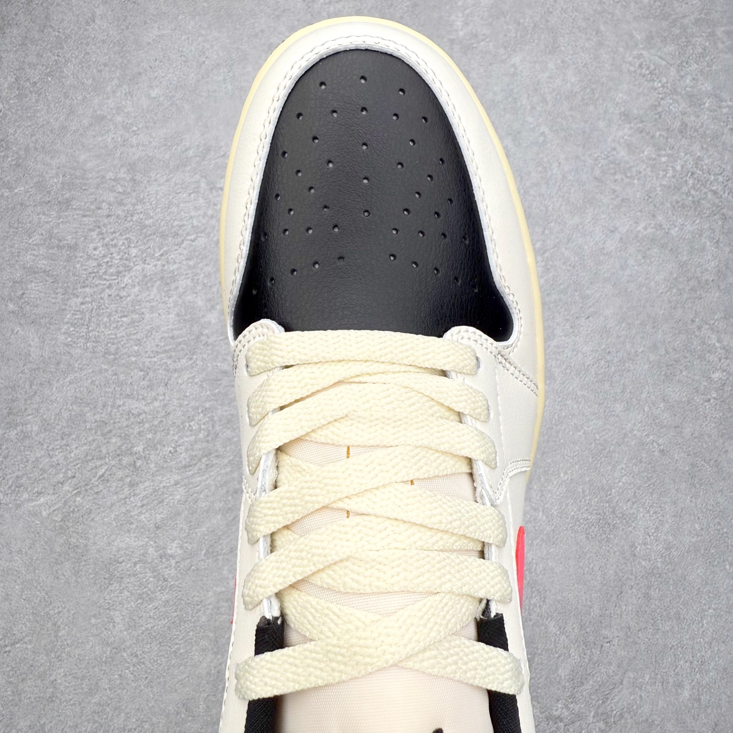图片[4]-＃K版 Air Jordan AJ1 Low 低帮 DC0774-107 全新流水线出品 DT版本唯一平替选择 市场第二梯队最强版 全部原鞋开发 原楦原纸板开发 全鞋电脑针车 原厂内置全掌气垫 原盒内在原标 唯一Zp原版鞋带绑法 免检产品 全新2022版型 全头层皮料 完美零毛边处理 原厂配置全掌气垫 价格定位良心 几十个配色陆续出货 实拍调校N版已经零色差零失真 百分百还原实物色彩所见即所得 不存在货不对板色差等低级问题 选购参考实物拍摄 不混卖不参货 只用心做好货严格选品 承诺混一赔十 尺码：36 36.5 37.5 38 38.5 39 40 40.5 41 42 42.5 43 44 44.5 45-选品中心