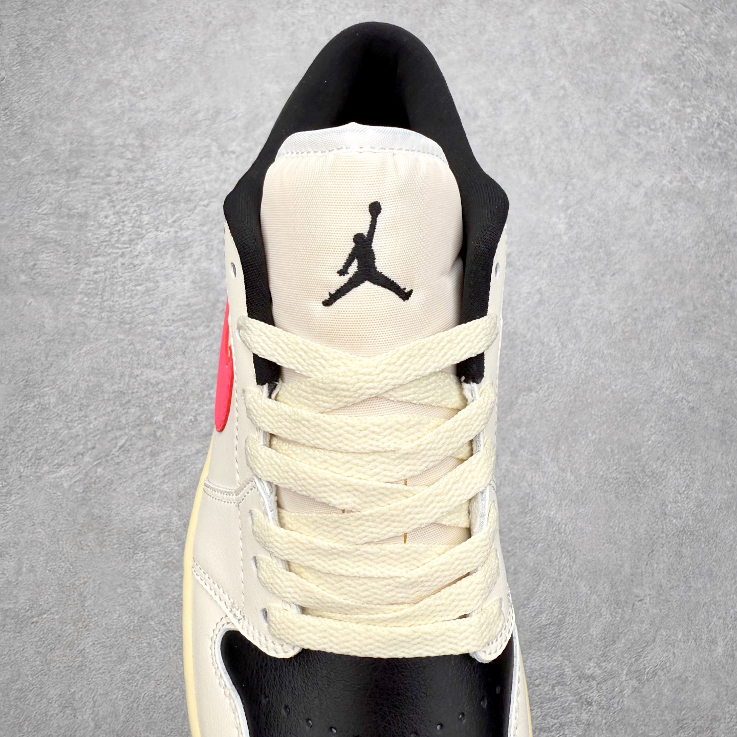 图片[5]-＃K版 Air Jordan AJ1 Low 低帮 DC0774-107 全新流水线出品 DT版本唯一平替选择 市场第二梯队最强版 全部原鞋开发 原楦原纸板开发 全鞋电脑针车 原厂内置全掌气垫 原盒内在原标 唯一Zp原版鞋带绑法 免检产品 全新2022版型 全头层皮料 完美零毛边处理 原厂配置全掌气垫 价格定位良心 几十个配色陆续出货 实拍调校N版已经零色差零失真 百分百还原实物色彩所见即所得 不存在货不对板色差等低级问题 选购参考实物拍摄 不混卖不参货 只用心做好货严格选品 承诺混一赔十 尺码：36 36.5 37.5 38 38.5 39 40 40.5 41 42 42.5 43 44 44.5 45-选品中心