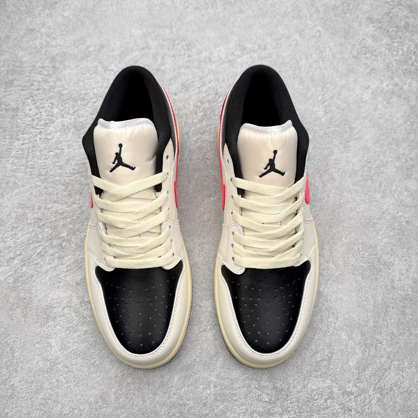 图片[2]-＃K版 Air Jordan AJ1 Low 低帮 DC0774-107 全新流水线出品 DT版本唯一平替选择 市场第二梯队最强版 全部原鞋开发 原楦原纸板开发 全鞋电脑针车 原厂内置全掌气垫 原盒内在原标 唯一Zp原版鞋带绑法 免检产品 全新2022版型 全头层皮料 完美零毛边处理 原厂配置全掌气垫 价格定位良心 几十个配色陆续出货 实拍调校N版已经零色差零失真 百分百还原实物色彩所见即所得 不存在货不对板色差等低级问题 选购参考实物拍摄 不混卖不参货 只用心做好货严格选品 承诺混一赔十 尺码：36 36.5 37.5 38 38.5 39 40 40.5 41 42 42.5 43 44 44.5 45-选品中心