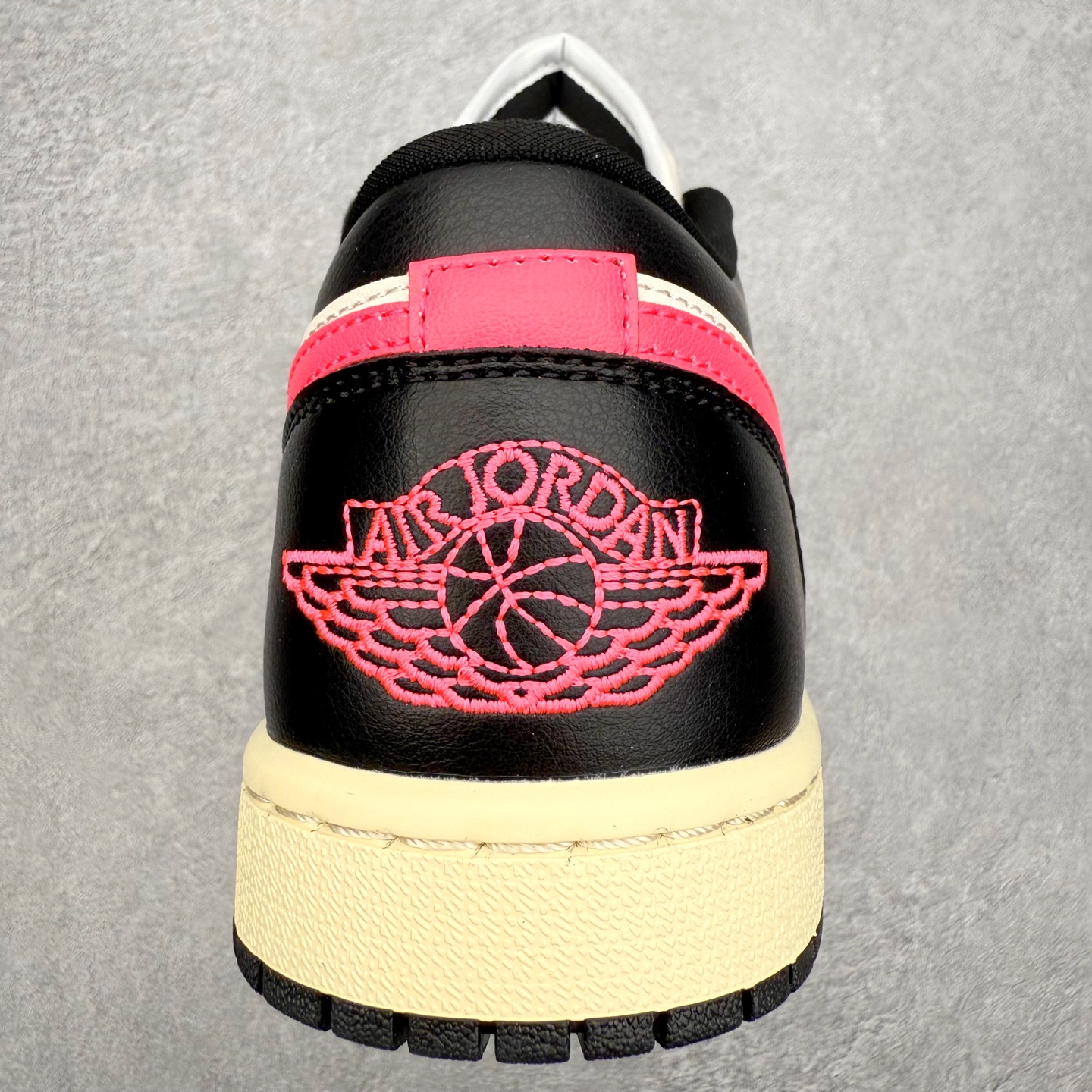 图片[8]-＃K版 Air Jordan AJ1 Low 低帮 DC0774-107 全新流水线出品 DT版本唯一平替选择 市场第二梯队最强版 全部原鞋开发 原楦原纸板开发 全鞋电脑针车 原厂内置全掌气垫 原盒内在原标 唯一Zp原版鞋带绑法 免检产品 全新2022版型 全头层皮料 完美零毛边处理 原厂配置全掌气垫 价格定位良心 几十个配色陆续出货 实拍调校N版已经零色差零失真 百分百还原实物色彩所见即所得 不存在货不对板色差等低级问题 选购参考实物拍摄 不混卖不参货 只用心做好货严格选品 承诺混一赔十 尺码：36 36.5 37.5 38 38.5 39 40 40.5 41 42 42.5 43 44 44.5 45-选品中心