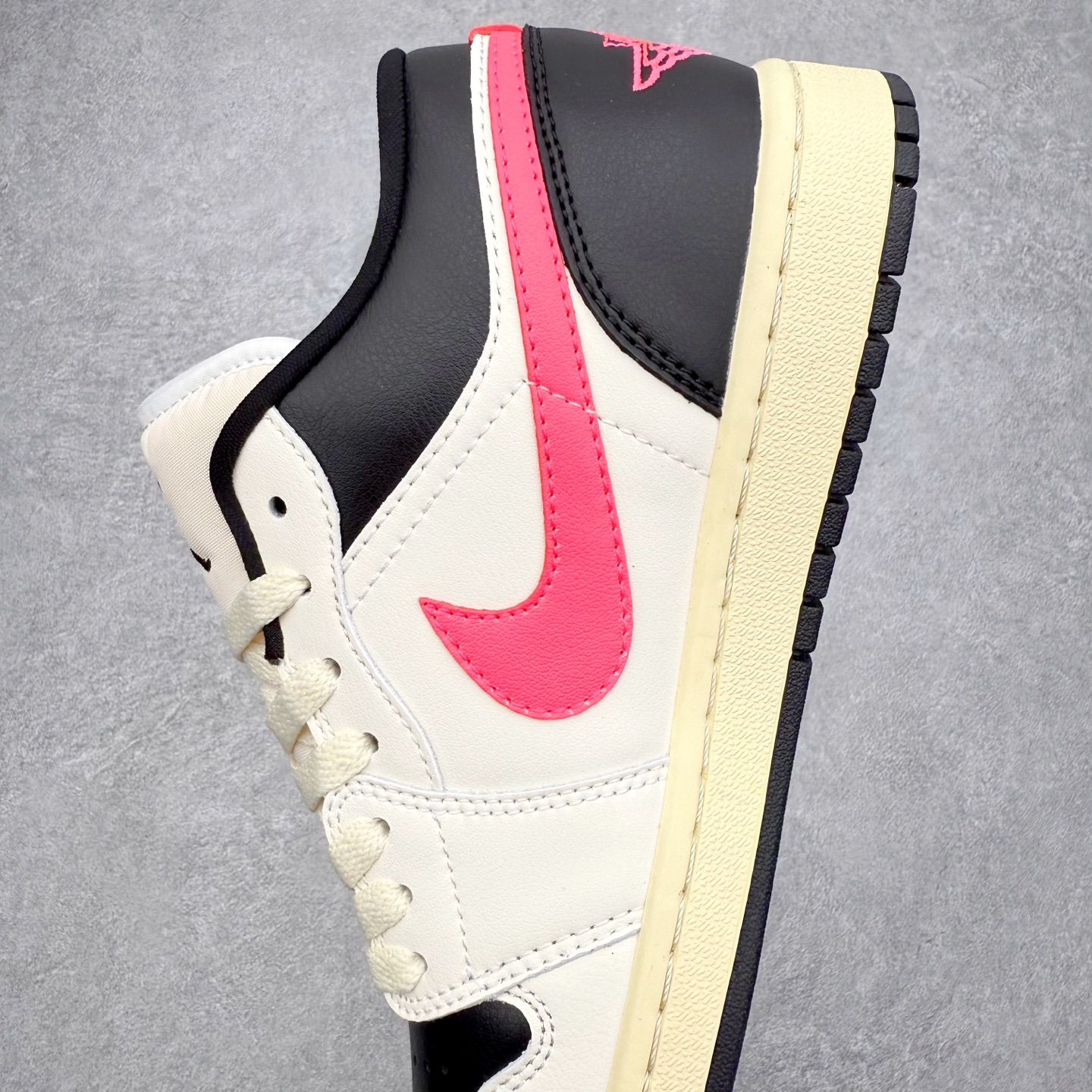 图片[7]-＃K版 Air Jordan AJ1 Low 低帮 DC0774-107 全新流水线出品 DT版本唯一平替选择 市场第二梯队最强版 全部原鞋开发 原楦原纸板开发 全鞋电脑针车 原厂内置全掌气垫 原盒内在原标 唯一Zp原版鞋带绑法 免检产品 全新2022版型 全头层皮料 完美零毛边处理 原厂配置全掌气垫 价格定位良心 几十个配色陆续出货 实拍调校N版已经零色差零失真 百分百还原实物色彩所见即所得 不存在货不对板色差等低级问题 选购参考实物拍摄 不混卖不参货 只用心做好货严格选品 承诺混一赔十 尺码：36 36.5 37.5 38 38.5 39 40 40.5 41 42 42.5 43 44 44.5 45-选品中心