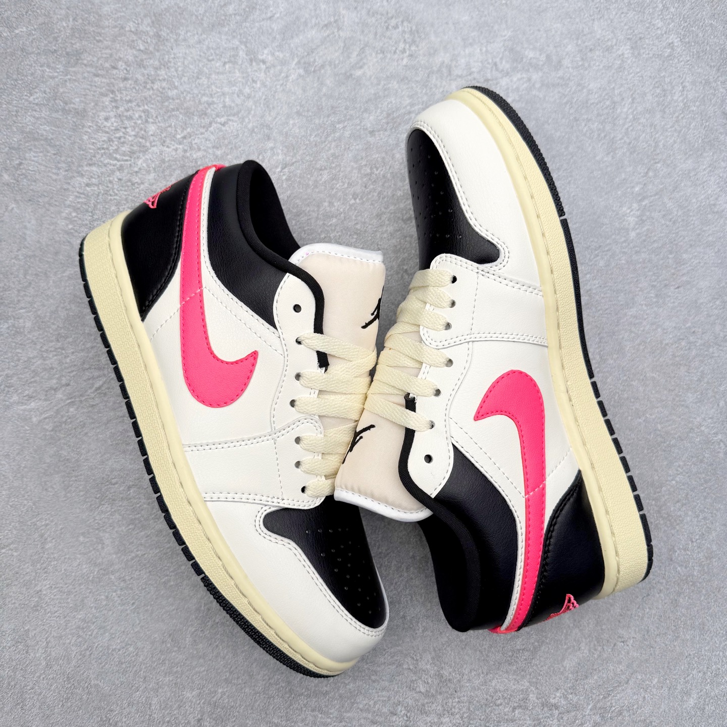 图片[3]-＃K版 Air Jordan AJ1 Low 低帮 DC0774-107 全新流水线出品 DT版本唯一平替选择 市场第二梯队最强版 全部原鞋开发 原楦原纸板开发 全鞋电脑针车 原厂内置全掌气垫 原盒内在原标 唯一Zp原版鞋带绑法 免检产品 全新2022版型 全头层皮料 完美零毛边处理 原厂配置全掌气垫 价格定位良心 几十个配色陆续出货 实拍调校N版已经零色差零失真 百分百还原实物色彩所见即所得 不存在货不对板色差等低级问题 选购参考实物拍摄 不混卖不参货 只用心做好货严格选品 承诺混一赔十 尺码：36 36.5 37.5 38 38.5 39 40 40.5 41 42 42.5 43 44 44.5 45-选品中心