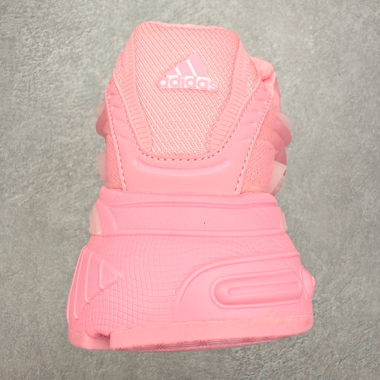 图片[8]-Pharrell x adidas Adistar Jellyfish 低帮水母复古风老爹鞋 Adistar Cushion联名出的这款复古老爹鞋简直是未来科技感十足 以3D风格焕新演绎标志性三条纹 为造型添上点睛之笔 金属质感视觉效果TPU自带哑光反射 非常的细节 最大的亮点无疑是鞋屁股 大块的tpu包裹 让增高的大底不再突兀 更显腿长脚细 尺码：36 36.5 37 38 38.5 39 40 40.5 41 42 42.5 43 44 44.5 45 46 47-选品中心