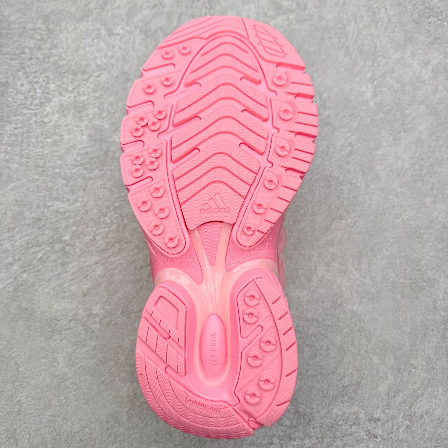 图片[9]-Pharrell x adidas Adistar Jellyfish 低帮水母复古风老爹鞋 Adistar Cushion联名出的这款复古老爹鞋简直是未来科技感十足 以3D风格焕新演绎标志性三条纹 为造型添上点睛之笔 金属质感视觉效果TPU自带哑光反射 非常的细节 最大的亮点无疑是鞋屁股 大块的tpu包裹 让增高的大底不再突兀 更显腿长脚细 尺码：36 36.5 37 38 38.5 39 40 40.5 41 42 42.5 43 44 44.5 45 46 47-选品中心