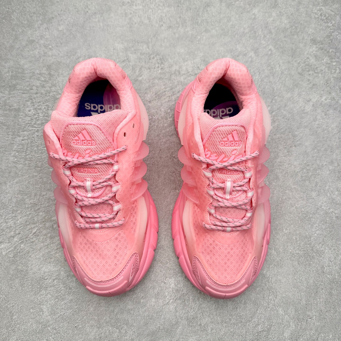 图片[2]-Pharrell x adidas Adistar Jellyfish 低帮水母复古风老爹鞋 Adistar Cushion联名出的这款复古老爹鞋简直是未来科技感十足 以3D风格焕新演绎标志性三条纹 为造型添上点睛之笔 金属质感视觉效果TPU自带哑光反射 非常的细节 最大的亮点无疑是鞋屁股 大块的tpu包裹 让增高的大底不再突兀 更显腿长脚细 尺码：36 36.5 37 38 38.5 39 40 40.5 41 42 42.5 43 44 44.5 45 46 47-选品中心