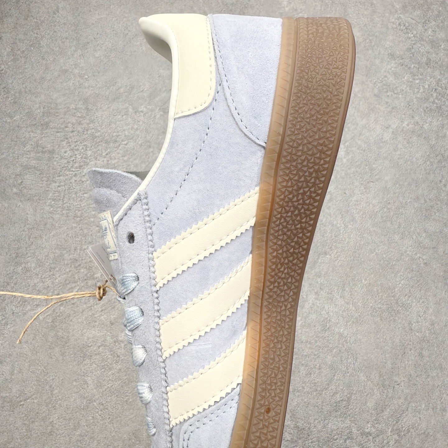 图片[7]-AD Originals Handball SPZL 手球运动员系列百搭休闲运动板鞋 KJ5933 这款来自阿迪达斯的这款HANDBALL SPZL前身是一双手球运动鞋，这一次拿来复刻，所以鞋面的主要色彩选用了黑色， 鞋面外侧除了Spezial字母之外还有三叶草标志。Handball SPZL作为复古手球训练鞋与作为室内足球鞋的Samba有着异曲同工之处，但是质感更为出众的鞋身以及丰富的配色选择比起Samba来讲可以说是更胜一筹了！尺码：36 36⅔ 37⅓ 38 38⅔ 39⅓ 40 40⅔ 41⅓ 42 42⅔ 43⅓ 44 45-选品中心