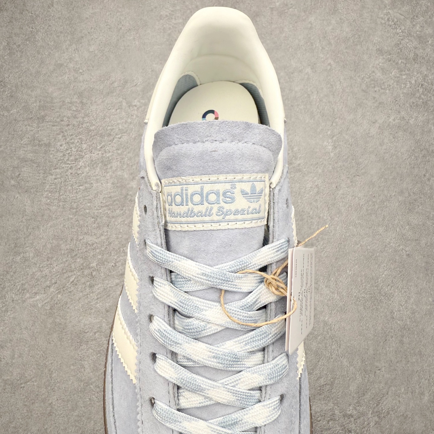 图片[5]-AD Originals Handball SPZL 手球运动员系列百搭休闲运动板鞋 KJ5933 这款来自阿迪达斯的这款HANDBALL SPZL前身是一双手球运动鞋，这一次拿来复刻，所以鞋面的主要色彩选用了黑色， 鞋面外侧除了Spezial字母之外还有三叶草标志。Handball SPZL作为复古手球训练鞋与作为室内足球鞋的Samba有着异曲同工之处，但是质感更为出众的鞋身以及丰富的配色选择比起Samba来讲可以说是更胜一筹了！尺码：36 36⅔ 37⅓ 38 38⅔ 39⅓ 40 40⅔ 41⅓ 42 42⅔ 43⅓ 44 45-选品中心