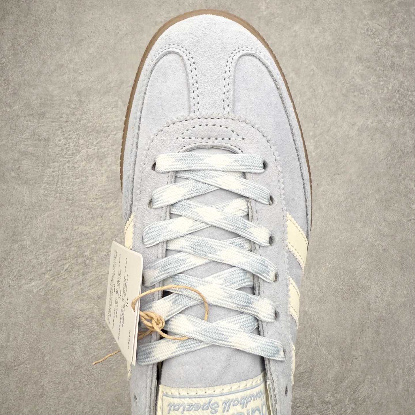 图片[4]-AD Originals Handball SPZL 手球运动员系列百搭休闲运动板鞋 KJ5933 这款来自阿迪达斯的这款HANDBALL SPZL前身是一双手球运动鞋，这一次拿来复刻，所以鞋面的主要色彩选用了黑色， 鞋面外侧除了Spezial字母之外还有三叶草标志。Handball SPZL作为复古手球训练鞋与作为室内足球鞋的Samba有着异曲同工之处，但是质感更为出众的鞋身以及丰富的配色选择比起Samba来讲可以说是更胜一筹了！尺码：36 36⅔ 37⅓ 38 38⅔ 39⅓ 40 40⅔ 41⅓ 42 42⅔ 43⅓ 44 45-选品中心