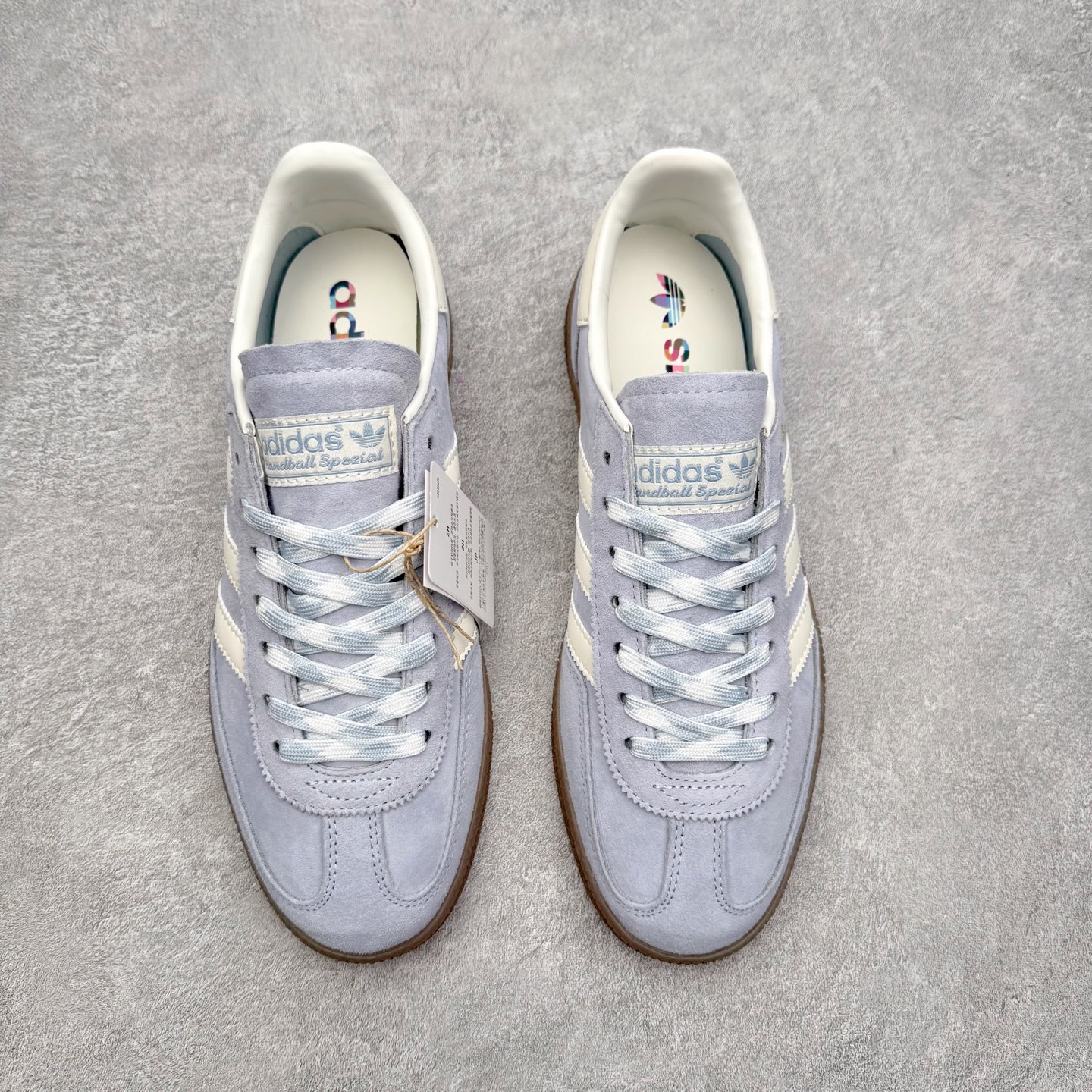 图片[2]-AD Originals Handball SPZL 手球运动员系列百搭休闲运动板鞋 KJ5933 这款来自阿迪达斯的这款HANDBALL SPZL前身是一双手球运动鞋，这一次拿来复刻，所以鞋面的主要色彩选用了黑色， 鞋面外侧除了Spezial字母之外还有三叶草标志。Handball SPZL作为复古手球训练鞋与作为室内足球鞋的Samba有着异曲同工之处，但是质感更为出众的鞋身以及丰富的配色选择比起Samba来讲可以说是更胜一筹了！尺码：36 36⅔ 37⅓ 38 38⅔ 39⅓ 40 40⅔ 41⅓ 42 42⅔ 43⅓ 44 45-选品中心