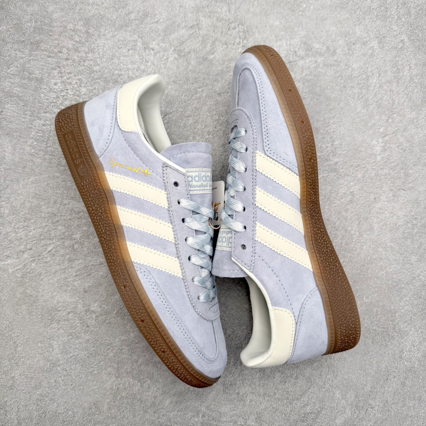 图片[3]-AD Originals Handball SPZL 手球运动员系列百搭休闲运动板鞋 KJ5933 这款来自阿迪达斯的这款HANDBALL SPZL前身是一双手球运动鞋，这一次拿来复刻，所以鞋面的主要色彩选用了黑色， 鞋面外侧除了Spezial字母之外还有三叶草标志。Handball SPZL作为复古手球训练鞋与作为室内足球鞋的Samba有着异曲同工之处，但是质感更为出众的鞋身以及丰富的配色选择比起Samba来讲可以说是更胜一筹了！尺码：36 36⅔ 37⅓ 38 38⅔ 39⅓ 40 40⅔ 41⅓ 42 42⅔ 43⅓ 44 45-选品中心