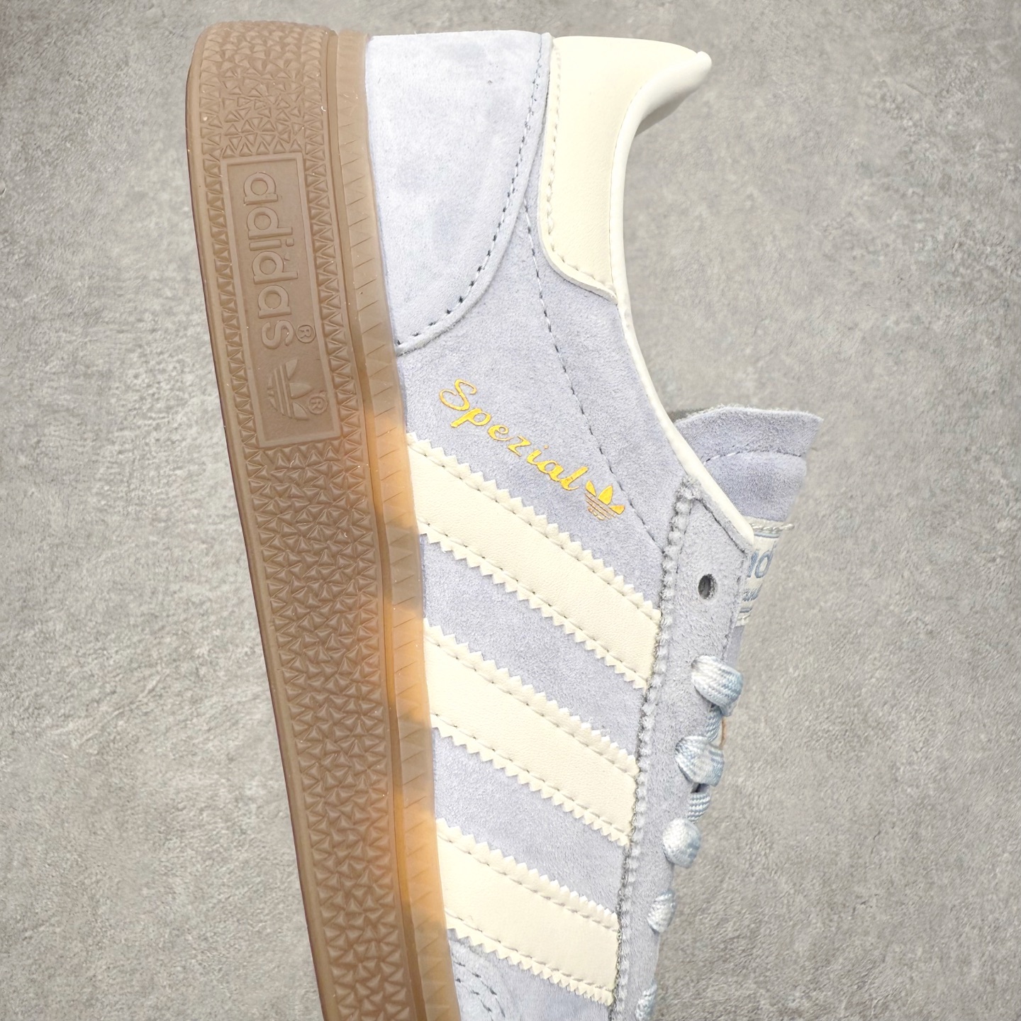 图片[6]-AD Originals Handball SPZL 手球运动员系列百搭休闲运动板鞋 KJ5933 这款来自阿迪达斯的这款HANDBALL SPZL前身是一双手球运动鞋，这一次拿来复刻，所以鞋面的主要色彩选用了黑色， 鞋面外侧除了Spezial字母之外还有三叶草标志。Handball SPZL作为复古手球训练鞋与作为室内足球鞋的Samba有着异曲同工之处，但是质感更为出众的鞋身以及丰富的配色选择比起Samba来讲可以说是更胜一筹了！尺码：36 36⅔ 37⅓ 38 38⅔ 39⅓ 40 40⅔ 41⅓ 42 42⅔ 43⅓ 44 45-选品中心