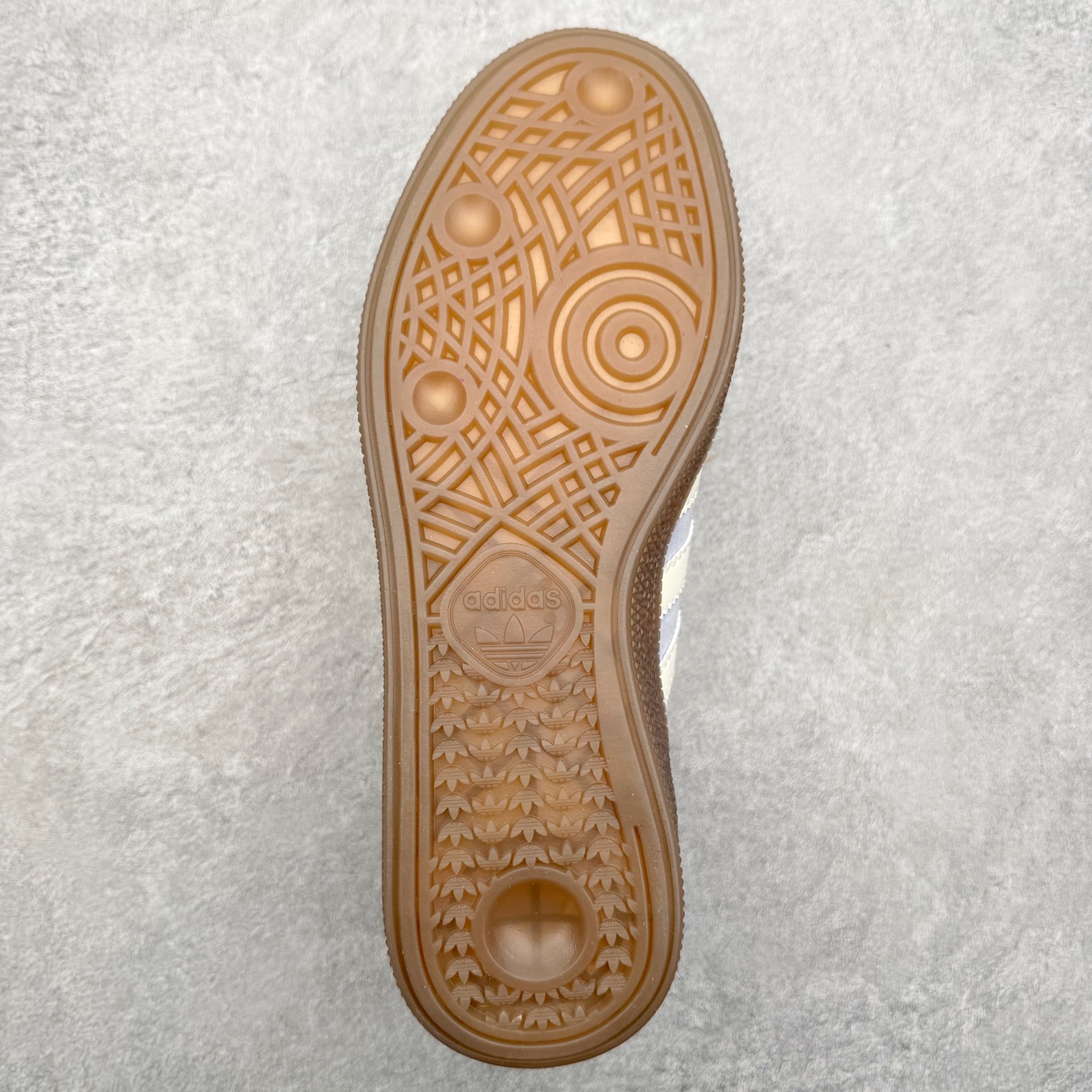 图片[9]-AD Originals Handball SPZL 手球运动员系列百搭休闲运动板鞋 KJ5933 这款来自阿迪达斯的这款HANDBALL SPZL前身是一双手球运动鞋，这一次拿来复刻，所以鞋面的主要色彩选用了黑色， 鞋面外侧除了Spezial字母之外还有三叶草标志。Handball SPZL作为复古手球训练鞋与作为室内足球鞋的Samba有着异曲同工之处，但是质感更为出众的鞋身以及丰富的配色选择比起Samba来讲可以说是更胜一筹了！尺码：36 36⅔ 37⅓ 38 38⅔ 39⅓ 40 40⅔ 41⅓ 42 42⅔ 43⅓ 44 45-选品中心