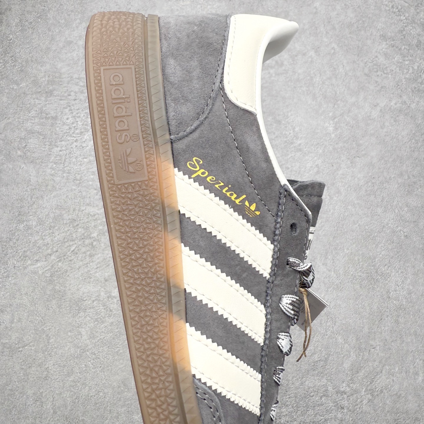 图片[6]-AD Originals Handball SPZL 手球运动员系列百搭休闲运动板鞋 KJ6303 这款来自阿迪达斯的这款HANDBALL SPZL前身是一双手球运动鞋，这一次拿来复刻，所以鞋面的主要色彩选用了黑色， 鞋面外侧除了Spezial字母之外还有三叶草标志。Handball SPZL作为复古手球训练鞋与作为室内足球鞋的Samba有着异曲同工之处，但是质感更为出众的鞋身以及丰富的配色选择比起Samba来讲可以说是更胜一筹了！尺码：36 36⅔ 37⅓ 38 38⅔ 39⅓ 40 40⅔ 41⅓ 42 42⅔ 43⅓ 44 45-选品中心