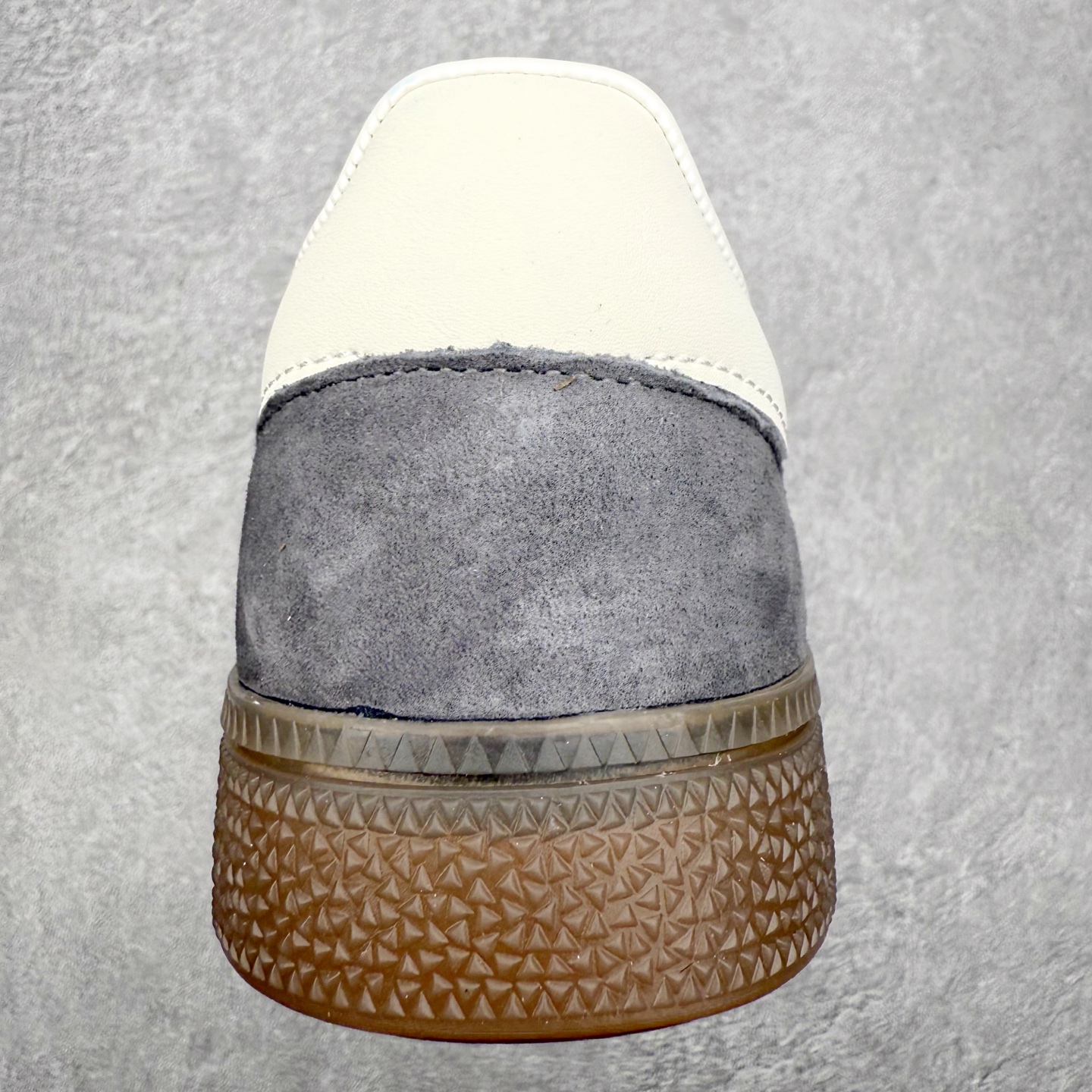 图片[8]-AD Originals Handball SPZL 手球运动员系列百搭休闲运动板鞋 KJ6303 这款来自阿迪达斯的这款HANDBALL SPZL前身是一双手球运动鞋，这一次拿来复刻，所以鞋面的主要色彩选用了黑色， 鞋面外侧除了Spezial字母之外还有三叶草标志。Handball SPZL作为复古手球训练鞋与作为室内足球鞋的Samba有着异曲同工之处，但是质感更为出众的鞋身以及丰富的配色选择比起Samba来讲可以说是更胜一筹了！尺码：36 36⅔ 37⅓ 38 38⅔ 39⅓ 40 40⅔ 41⅓ 42 42⅔ 43⅓ 44 45-选品中心