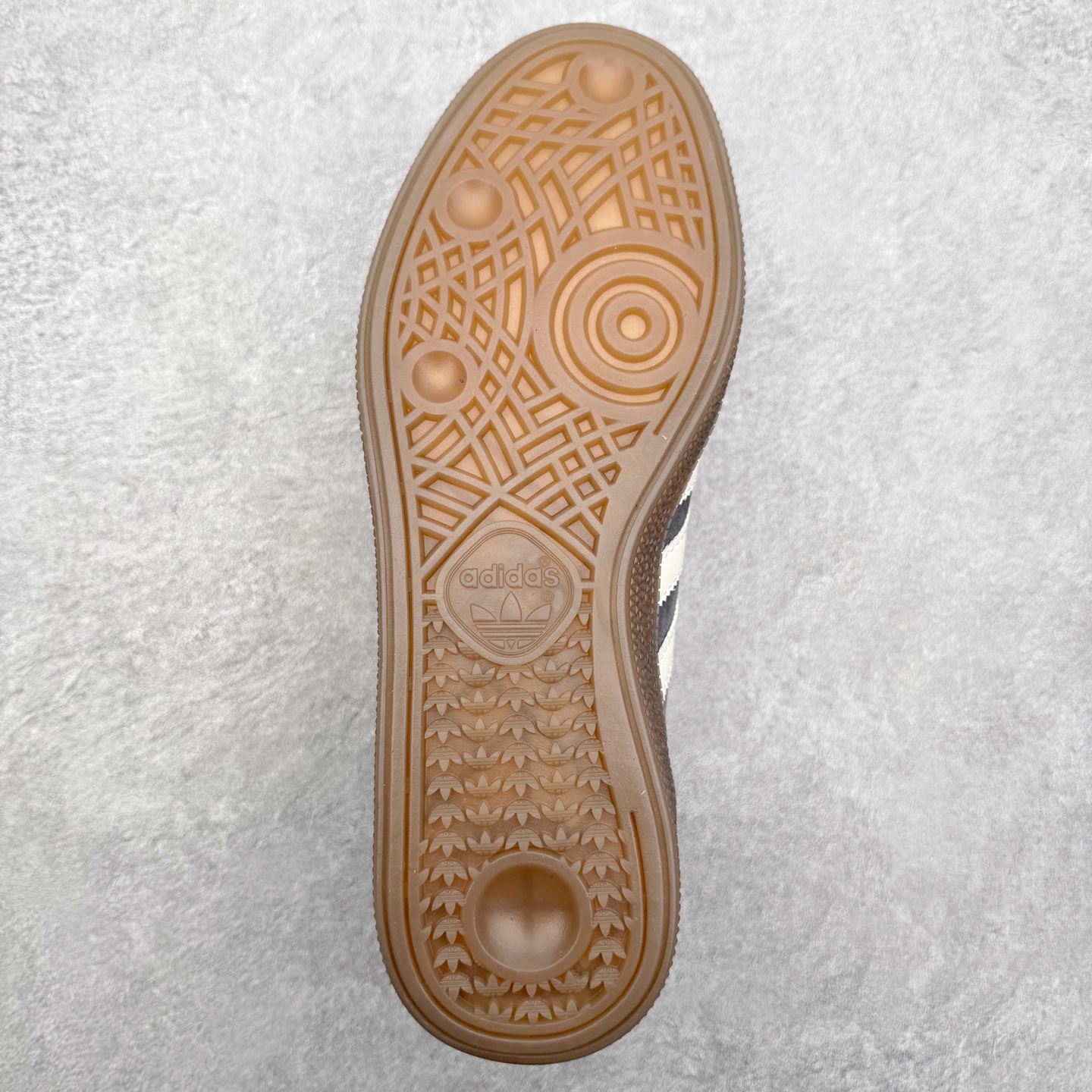 图片[9]-AD Originals Handball SPZL 手球运动员系列百搭休闲运动板鞋 KJ6303 这款来自阿迪达斯的这款HANDBALL SPZL前身是一双手球运动鞋，这一次拿来复刻，所以鞋面的主要色彩选用了黑色， 鞋面外侧除了Spezial字母之外还有三叶草标志。Handball SPZL作为复古手球训练鞋与作为室内足球鞋的Samba有着异曲同工之处，但是质感更为出众的鞋身以及丰富的配色选择比起Samba来讲可以说是更胜一筹了！尺码：36 36⅔ 37⅓ 38 38⅔ 39⅓ 40 40⅔ 41⅓ 42 42⅔ 43⅓ 44 45-选品中心