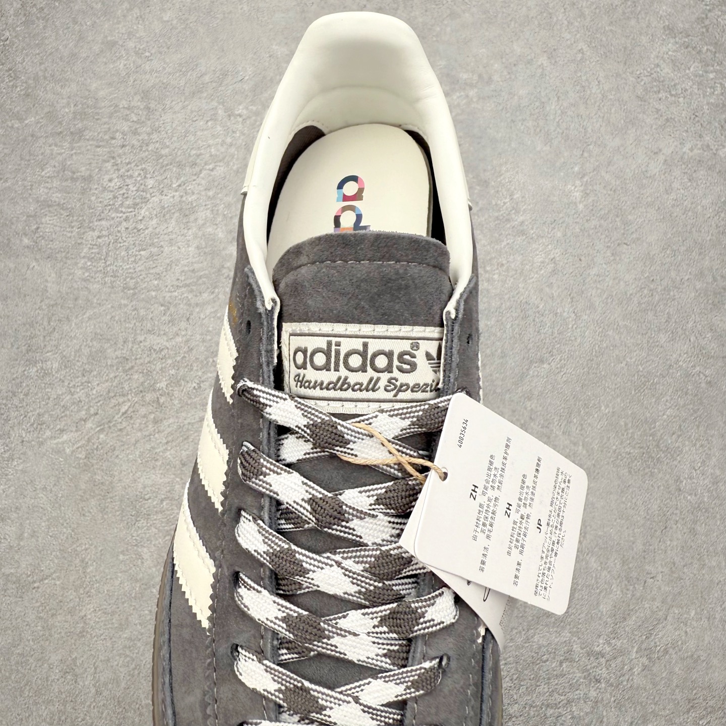 图片[5]-AD Originals Handball SPZL 手球运动员系列百搭休闲运动板鞋 KJ6303 这款来自阿迪达斯的这款HANDBALL SPZL前身是一双手球运动鞋，这一次拿来复刻，所以鞋面的主要色彩选用了黑色， 鞋面外侧除了Spezial字母之外还有三叶草标志。Handball SPZL作为复古手球训练鞋与作为室内足球鞋的Samba有着异曲同工之处，但是质感更为出众的鞋身以及丰富的配色选择比起Samba来讲可以说是更胜一筹了！尺码：36 36⅔ 37⅓ 38 38⅔ 39⅓ 40 40⅔ 41⅓ 42 42⅔ 43⅓ 44 45-选品中心