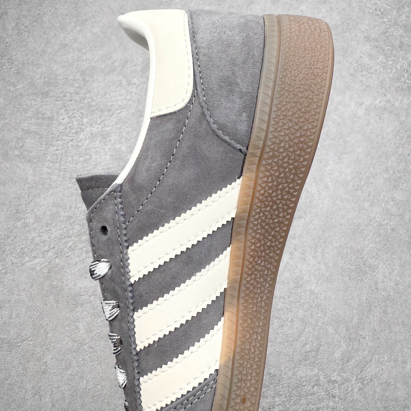 图片[7]-AD Originals Handball SPZL 手球运动员系列百搭休闲运动板鞋 KJ6303 这款来自阿迪达斯的这款HANDBALL SPZL前身是一双手球运动鞋，这一次拿来复刻，所以鞋面的主要色彩选用了黑色， 鞋面外侧除了Spezial字母之外还有三叶草标志。Handball SPZL作为复古手球训练鞋与作为室内足球鞋的Samba有着异曲同工之处，但是质感更为出众的鞋身以及丰富的配色选择比起Samba来讲可以说是更胜一筹了！尺码：36 36⅔ 37⅓ 38 38⅔ 39⅓ 40 40⅔ 41⅓ 42 42⅔ 43⅓ 44 45-选品中心