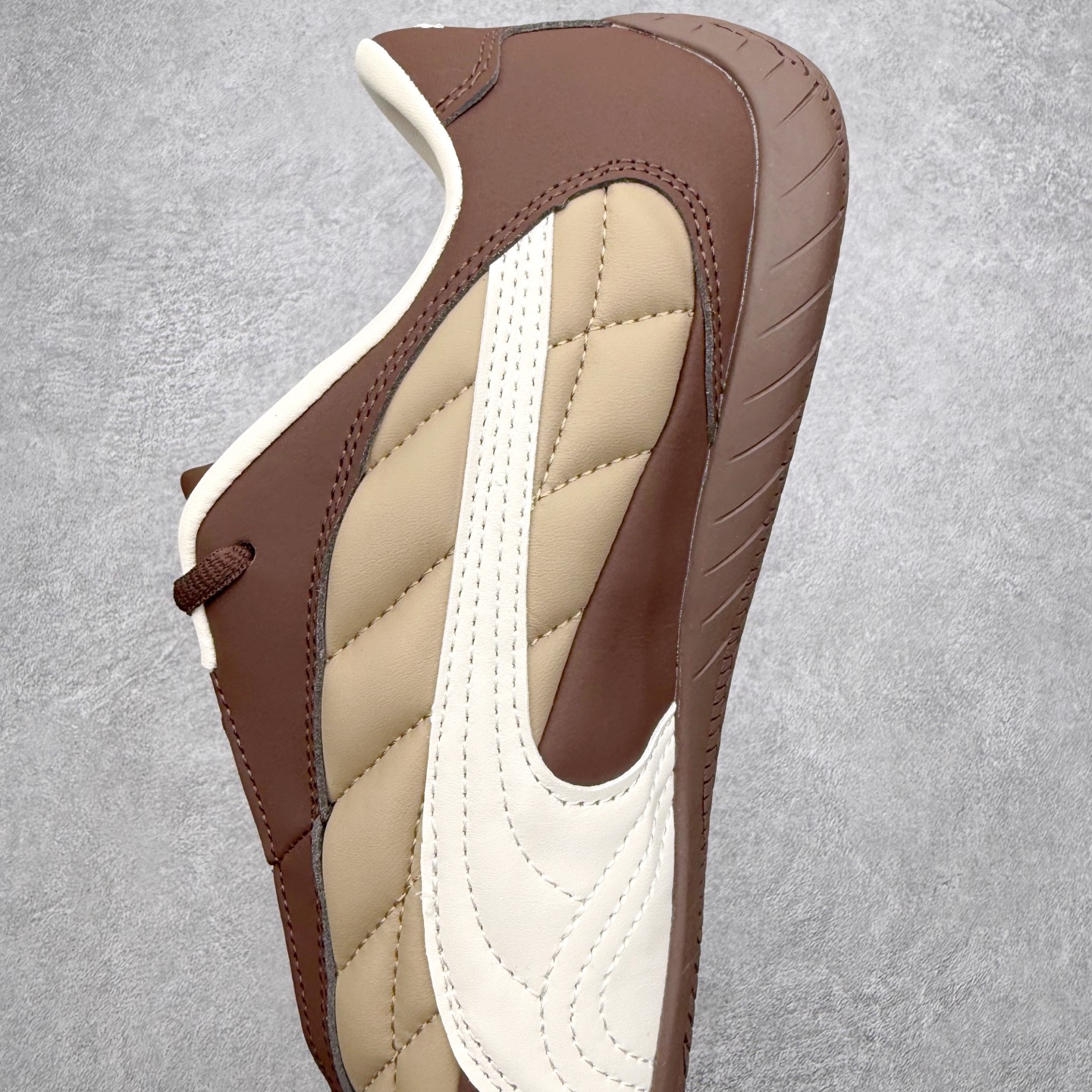 图片[7]-＃TG特价福利 PUMA Speedca OG 彪马极速赛车系列低帮德训风拼接复古百搭休闲运动赛车鞋 鞋款从80、90年代赛车手所穿的防火赛车鞋为原型，鞋身线条模仿了赛车的流线廓形，体现了空气动力学原理的结构。简约流畅的外观，恰好又和贯穿其中的Formstrip Logo融合恰到好处，视觉上细节丰富且协调。本次Speedcat OG鞋款归来，最大看点自然式保留了窄版鞋型以及薄底构造。这两年各品牌鞋底越做越厚，Speedcat反其道而行之，上脚几乎无鞋底的效果带来耳目一新的视觉体验。鞋面依旧是以质感细腻的麂皮材质打造，并且大面积近乎全包裹的使用，复古味道也愈发浓烈。配色上更是将最原始的黑色和红色带回，向F1赛车队的标志性队服致敬。相信让各位一眼种草的更多是出挑的大红色，上脚即可瞬间点亮整体造型，在以球鞋为核心的OOTD中脱颖而出。而另一款黑色则是低调的万金油，彰显新潮个性的同时又不喧宾夺主，也是热爱简约系穿搭朋友的首选。 尺码：35.5 36 37 37.5 38 38.5 39 40 40.5 41 42 42.5 43 44 44.5 45-选品中心