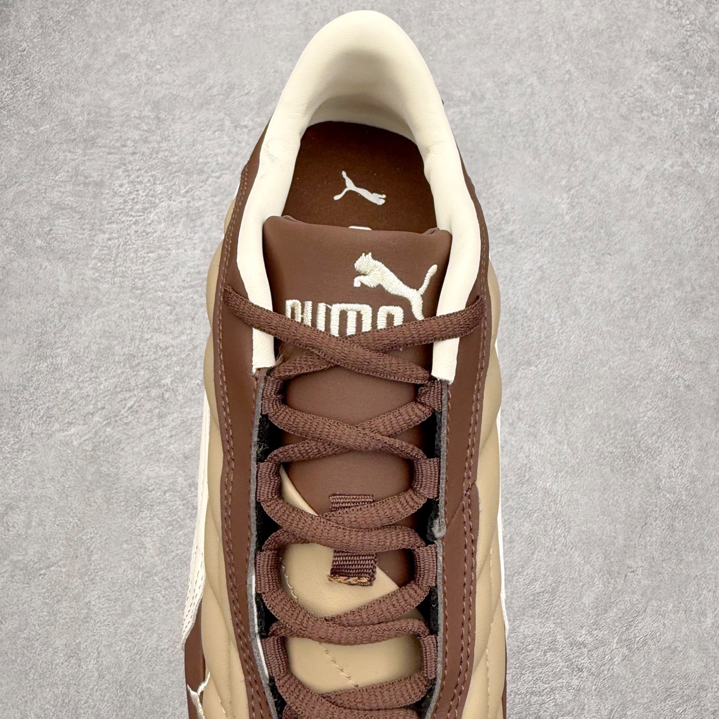 图片[5]-＃TG特价福利 PUMA Speedca OG 彪马极速赛车系列低帮德训风拼接复古百搭休闲运动赛车鞋 鞋款从80、90年代赛车手所穿的防火赛车鞋为原型，鞋身线条模仿了赛车的流线廓形，体现了空气动力学原理的结构。简约流畅的外观，恰好又和贯穿其中的Formstrip Logo融合恰到好处，视觉上细节丰富且协调。本次Speedcat OG鞋款归来，最大看点自然式保留了窄版鞋型以及薄底构造。这两年各品牌鞋底越做越厚，Speedcat反其道而行之，上脚几乎无鞋底的效果带来耳目一新的视觉体验。鞋面依旧是以质感细腻的麂皮材质打造，并且大面积近乎全包裹的使用，复古味道也愈发浓烈。配色上更是将最原始的黑色和红色带回，向F1赛车队的标志性队服致敬。相信让各位一眼种草的更多是出挑的大红色，上脚即可瞬间点亮整体造型，在以球鞋为核心的OOTD中脱颖而出。而另一款黑色则是低调的万金油，彰显新潮个性的同时又不喧宾夺主，也是热爱简约系穿搭朋友的首选。 尺码：35.5 36 37 37.5 38 38.5 39 40 40.5 41 42 42.5 43 44 44.5 45-选品中心